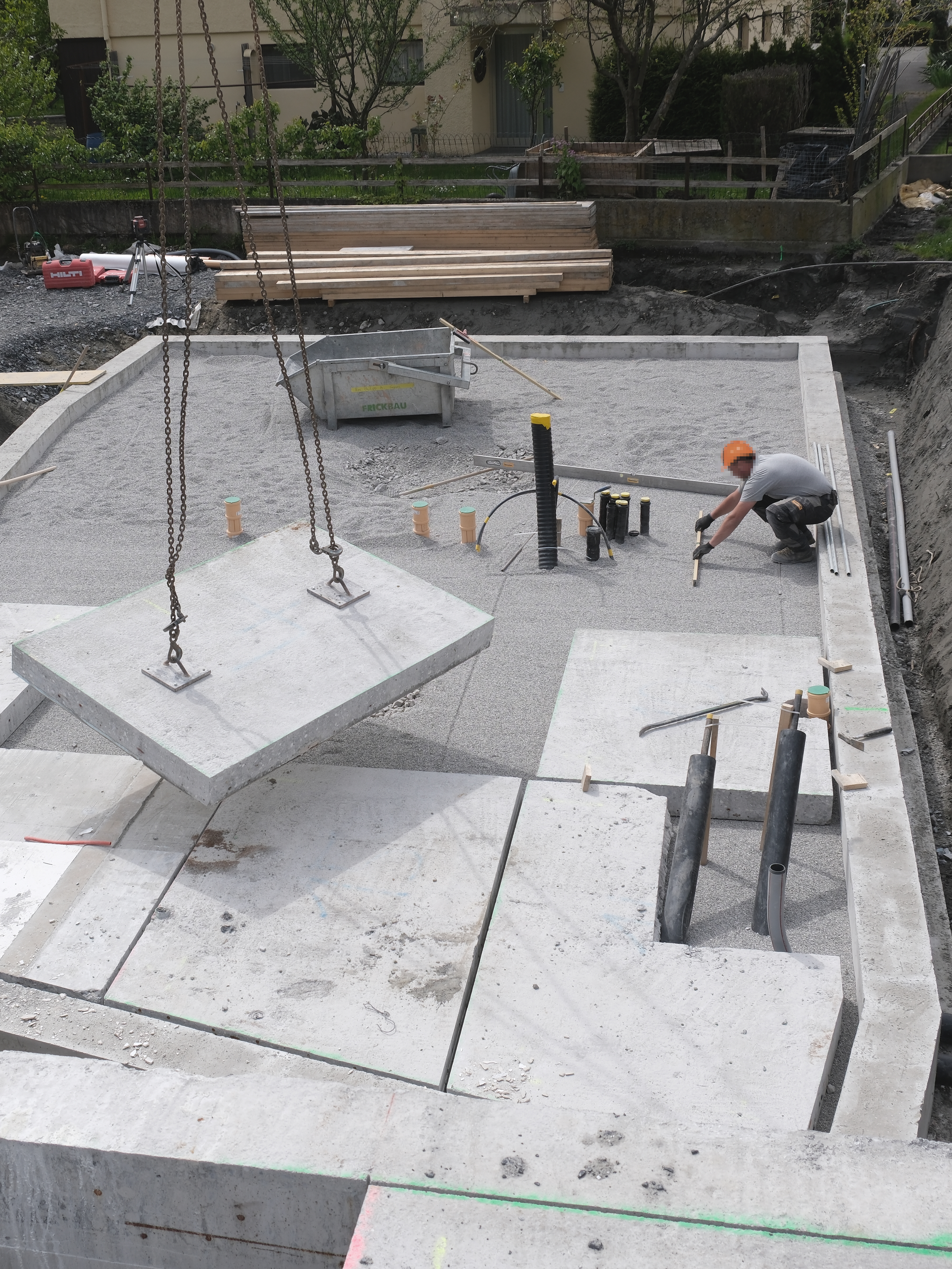 01.06.24 - Die Platten werden mit Präzisionsarbeit versetzt.