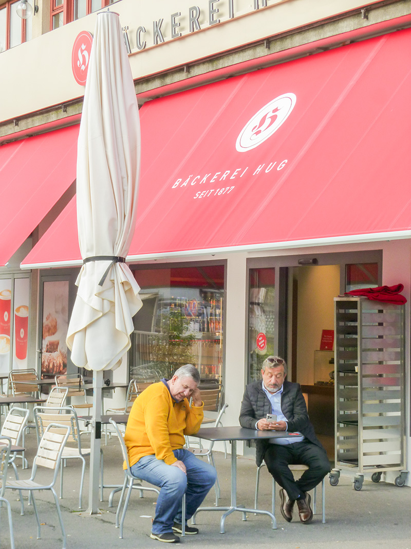 Geteilte Stille. Seite an Seite am Tisch. Jeder in etwas vertieft, jedoch verbunden durch gemeinsames Nebeneinander.