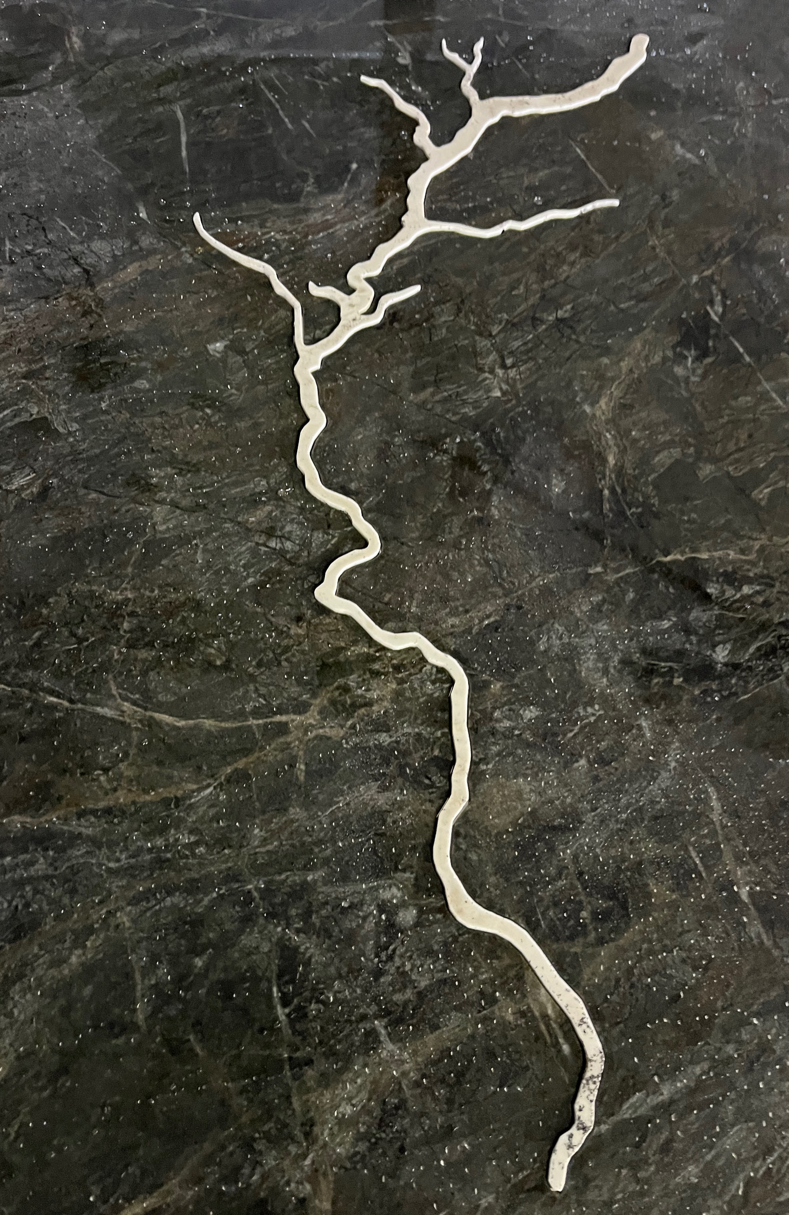 Le feu dans la veine, 2022 marbre et porcelaine, 130 x 65 x 1 cm