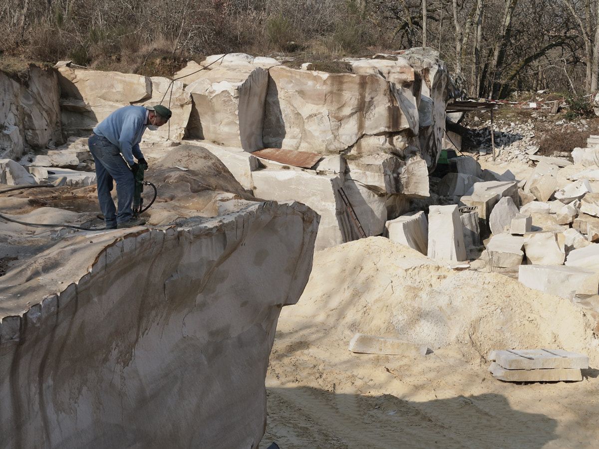 Avec un marteau piqueur à air comprimé le façonnage des trous commence