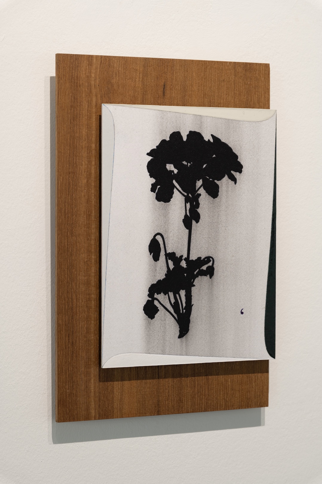 ‘Domestic stories’, 2023, conté pencil, ballpoint, acrylic and alkyd on paper/aluminium and teak wood panel, 30 x 20 cm, private collection (photo: Eric de Vries)