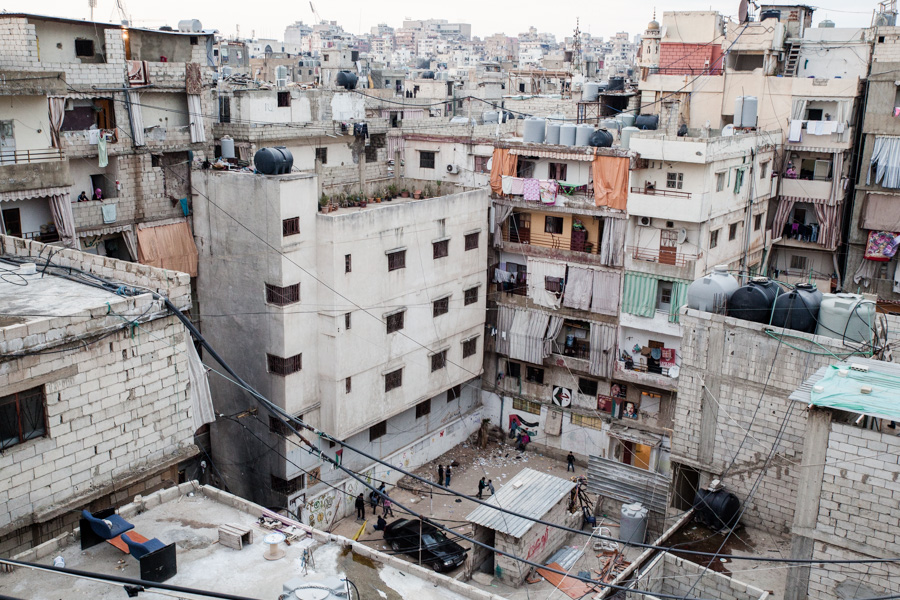 En bas des habitations, la seule aire de jeux du camp pour les enfants.