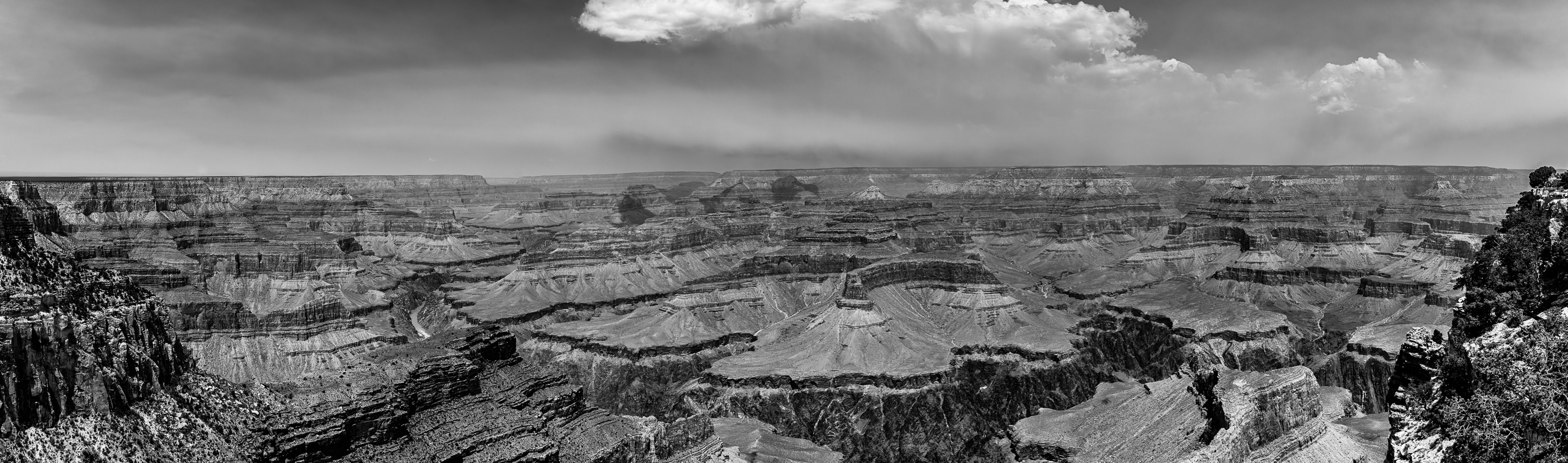Parc National du Grand Canyon, nord de l’Arizona. Roches creusées par le fleuve Colorado (1,7 milliard d’années).  Des falaises de 1,6 km de profondeur et un canyon de 446 km de long et 29 km de large.