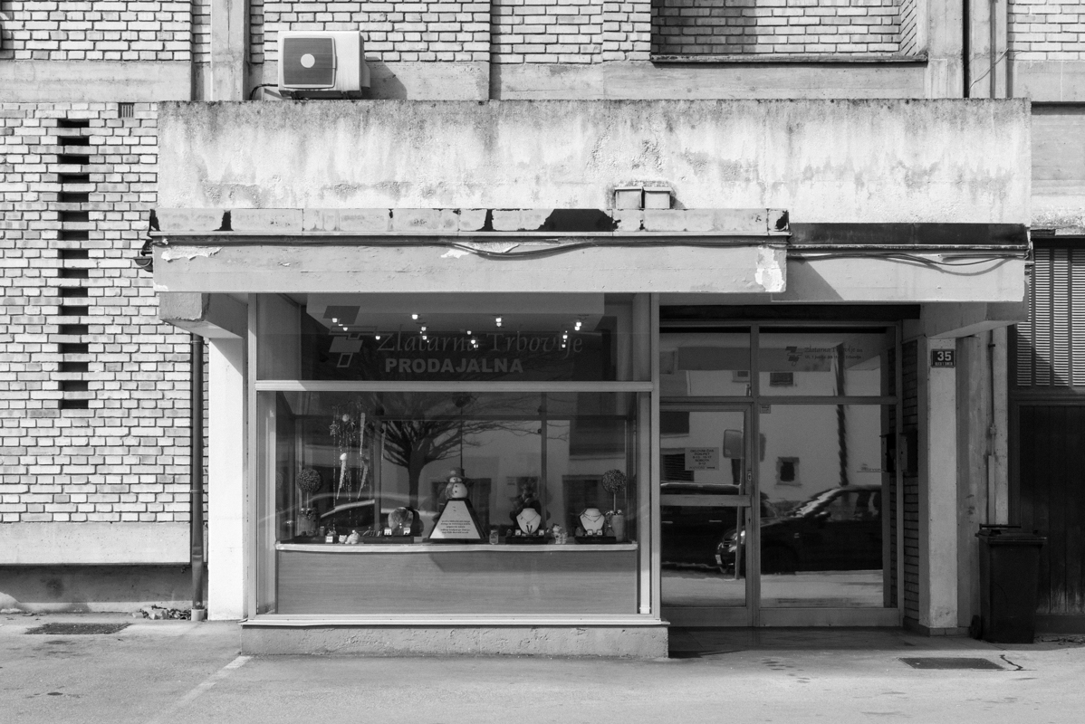 Stanovanjsko-poslovna stavba na Ulici 1. junija, Trbovlje / 1974, Gvido Burja