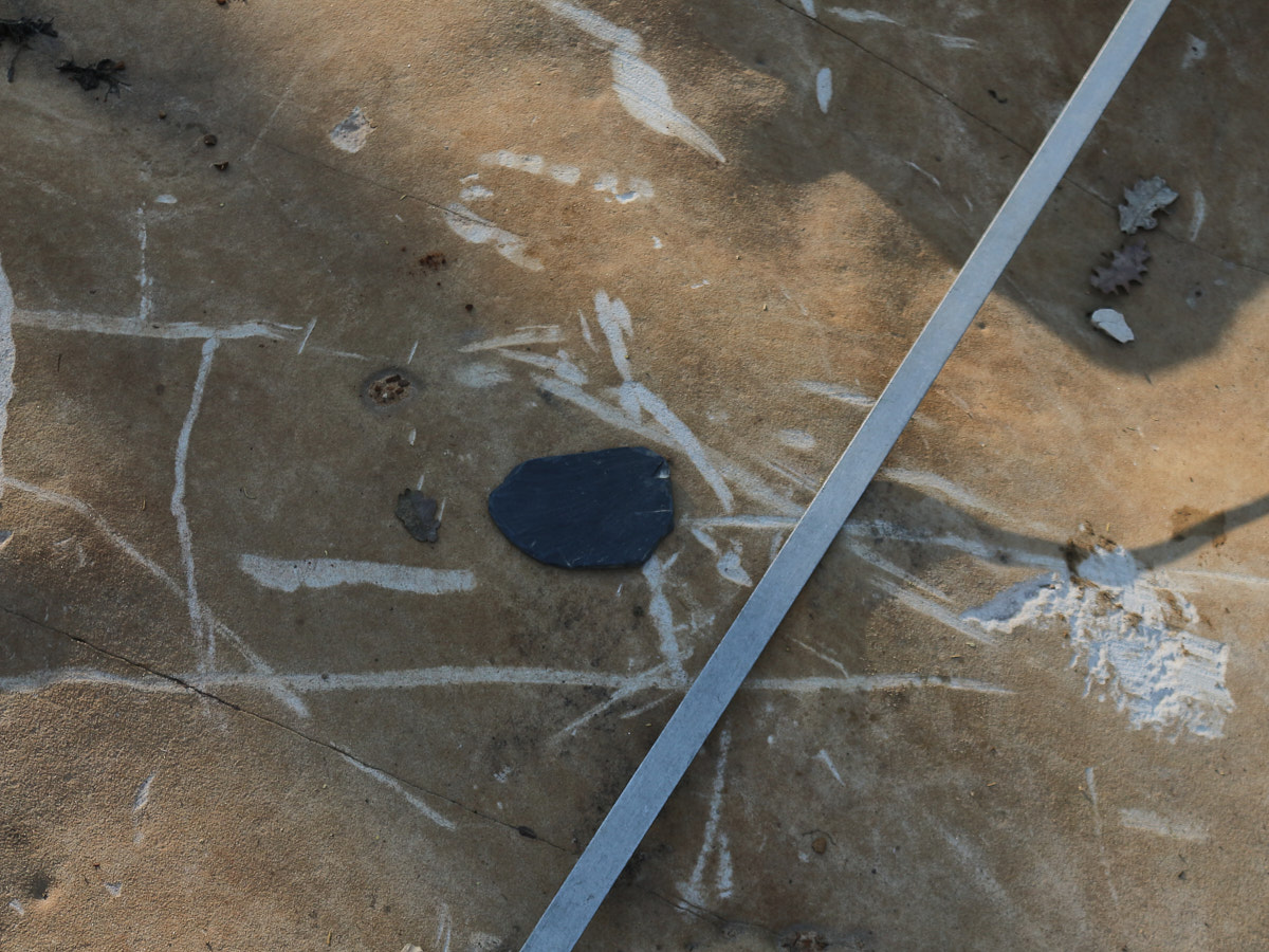 Un morceau d'ardoise et une règle vont permettre de tracer la coupe