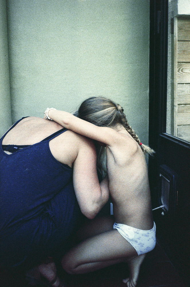 Hiver 2019. J'avais cru dans ses yeux que je pourrais la réconforter, la protéger de tout, j'en étais arrivé à croire que le simple fait d'être père pouvait jouer sur le réel. Mais il y a des douleurs contre lesquelles on ne peut rien. Un mal qui ne se partage pas, comme la tristesse de mon impuissance. Ce soir, le petit chat est mort.