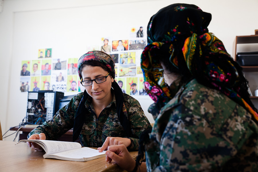 Sere Kaniye, ocotbre 2014. YPG media center. Cette unit&eacute; de YPJ est affect&eacute;e pour quelques semaines au centre m&eacute;dia des YPG, en guise de repos apr&egrave;s une p&eacute;riode pass&eacute; au front.
