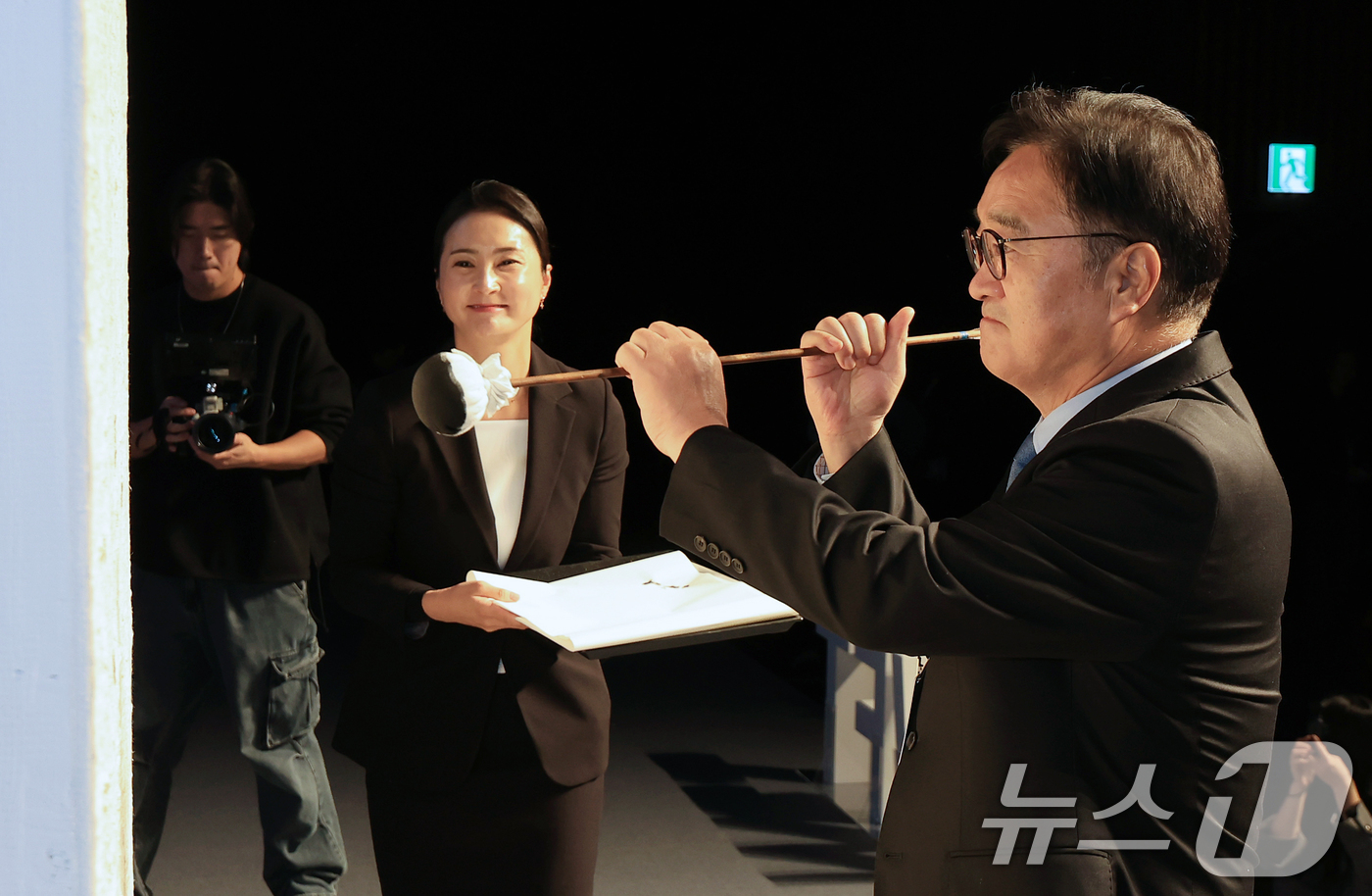 퍼포먼스하는 우원식 의장. &copy; 뉴스 1