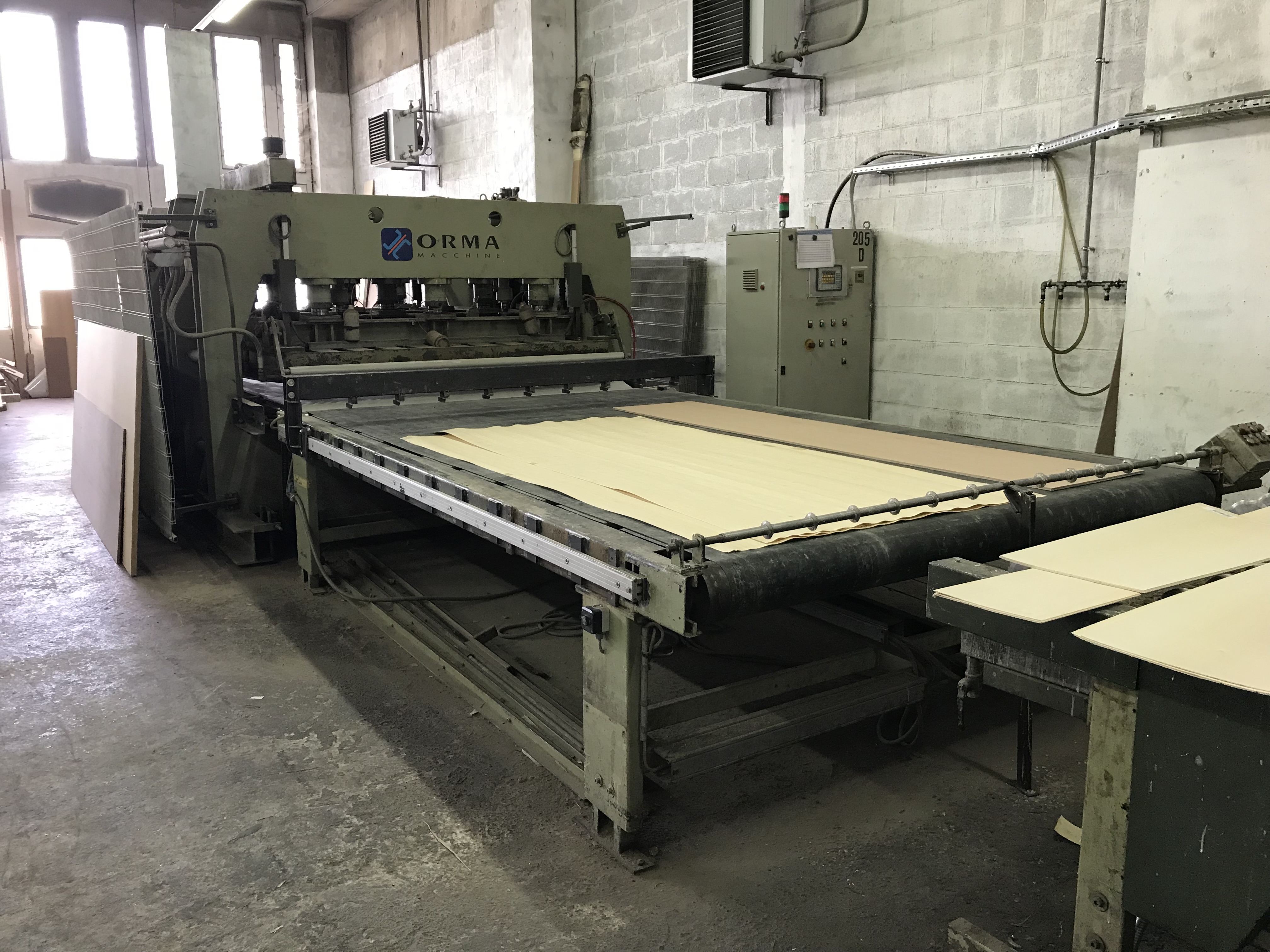 Le panneau va ensuite passer dans la presse