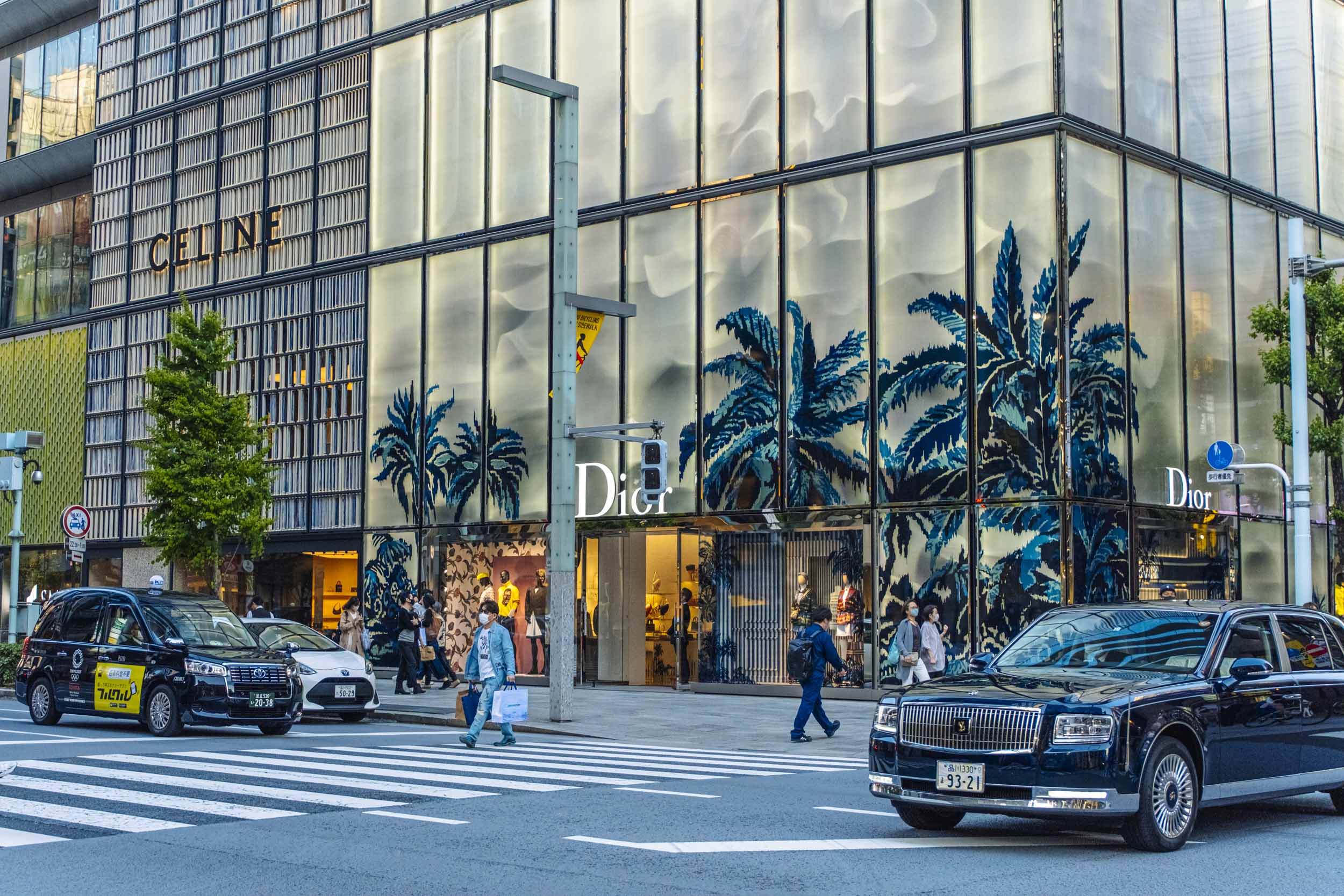 Tokyo, Japan - August 30, 2016: Louis Vuitton Store Front Window On GInza  Street In Tokyo. Ginza Is Famous Shopping Street In Tokyo And Popular  Tourist Attraction Stock Photo, Picture and Royalty