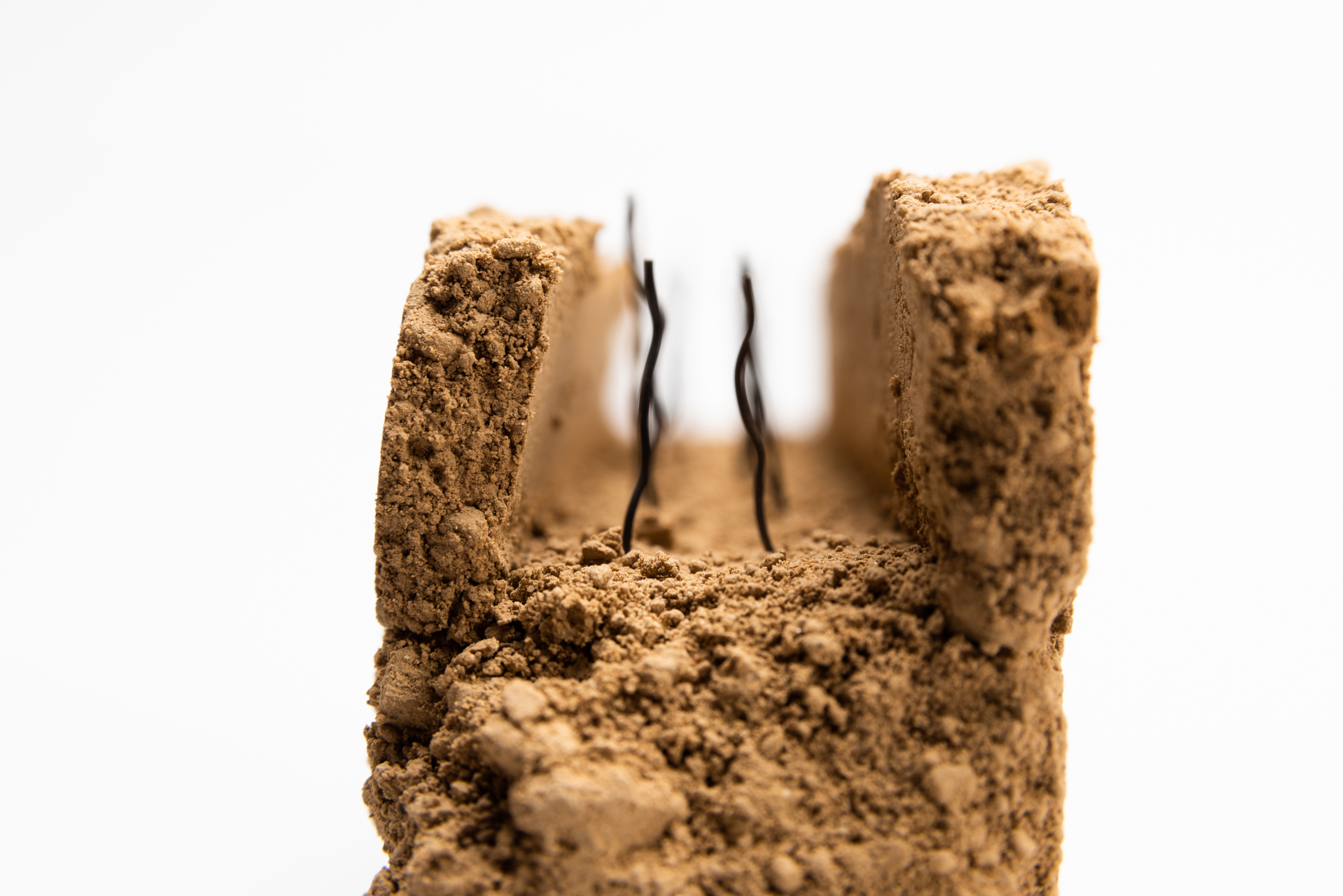 ︎︎︎ Stampflehmfertigteilbau - Naima Mora