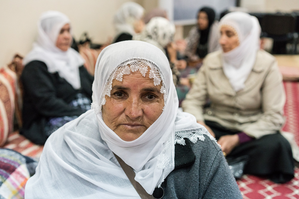 Diyarbakir, r&eacute;sistance civile. A Cela fait quatre jours, au 13 avril, que des citoyens se sont mis en gr&egrave;ve de la faim pour soutenir le mouvement entam&eacute; depuis 57 jours (au 13 avril) par 219 prisonniers kurdes dans 27 prisons.Tous les trois jours, les gr&eacute;vistes, toujours pr&eacute;sents au nombre d&rsquo;une vingtaine environ, se relaient. Ce sont principalement des hommes et femmes &acirc;g&eacute;s, avec quelques plus jeunes parmi eux et des repr&eacute;sentants du HDP et du DBP.