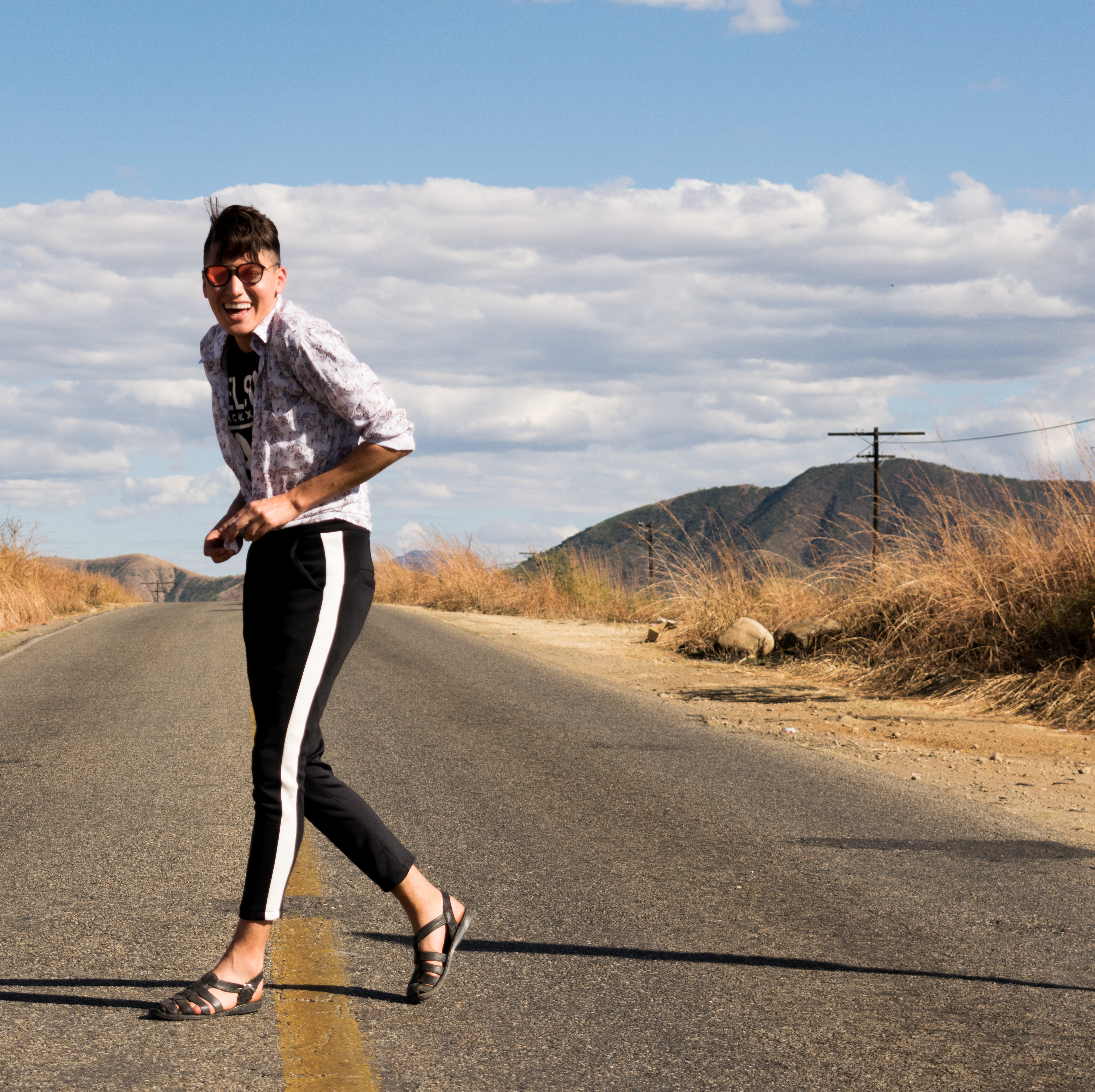 Alejo, el colombiano, posando en la ruta.
