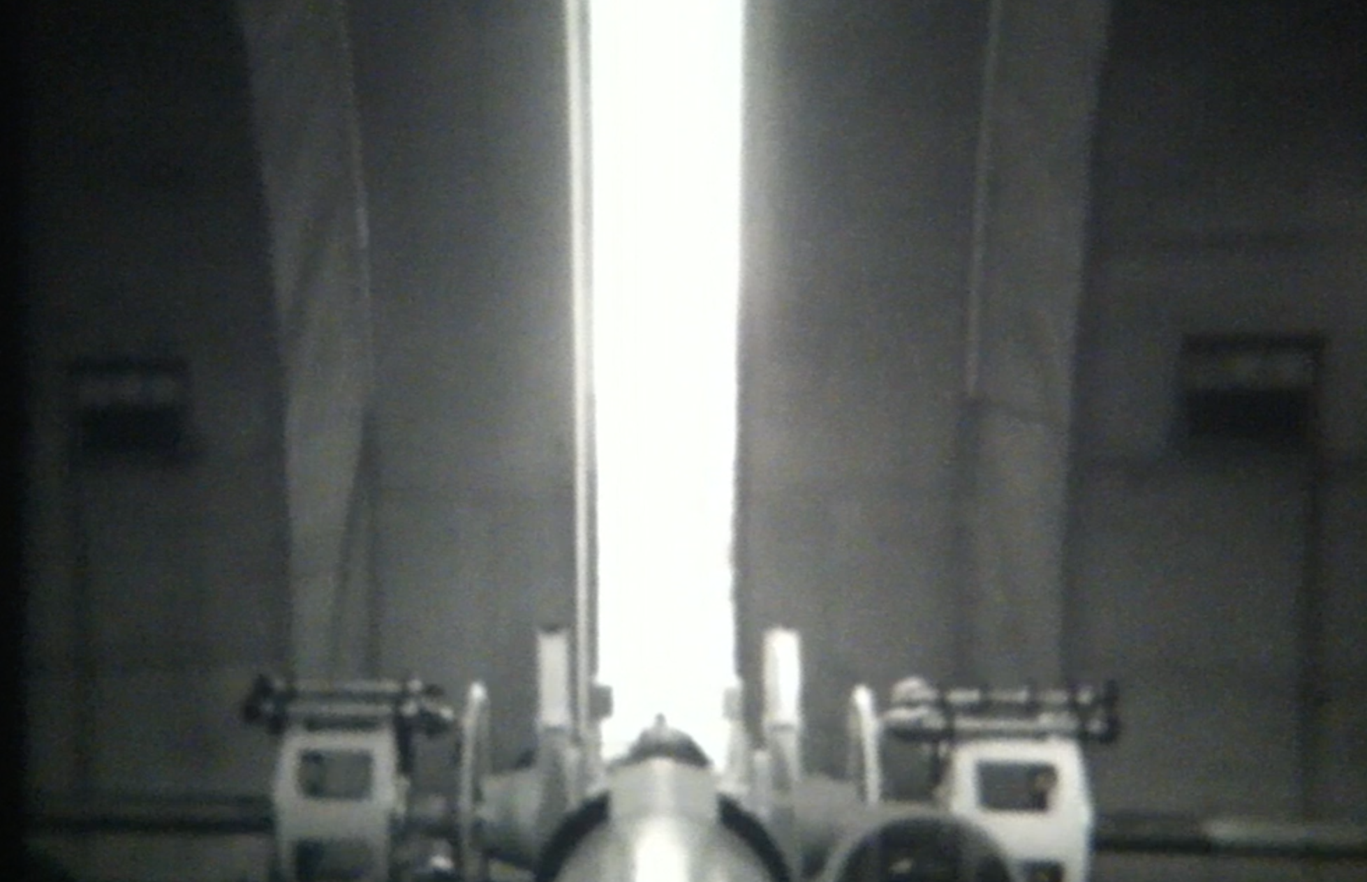 PASSAGEM (16mm, loop, Black & white, 2013)