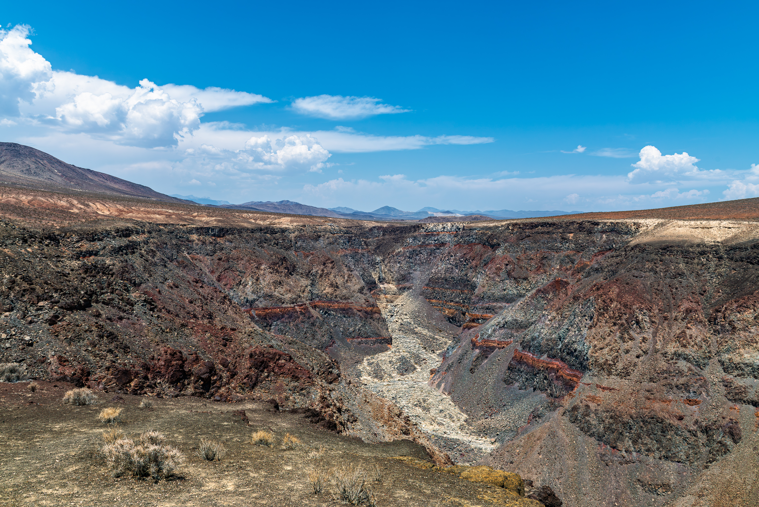 La vallée de la Mort (Death Valley) dans désert des Mojaves en Californie.Badwater, est à −85,5 mètres sous le niveau de la mer. Température relevée à Furnace 56,7°. Il faisait 52° ce jour là.