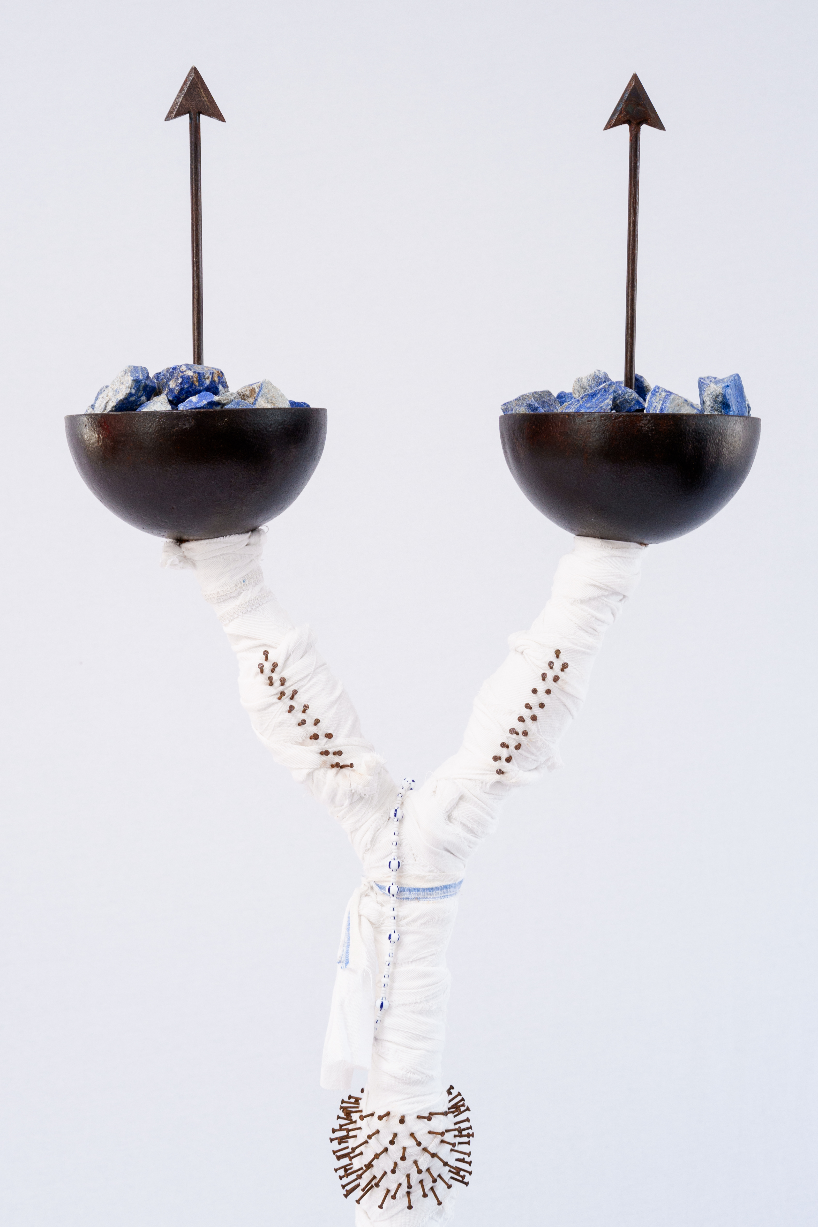 AS CONTAS DO MEU ROSÁRIO SÃO BALAS DE ARTILHARIA (2)Ferro, lápis lazuli, tecido e vidro. 178 x 40 x 40 cm. 2024