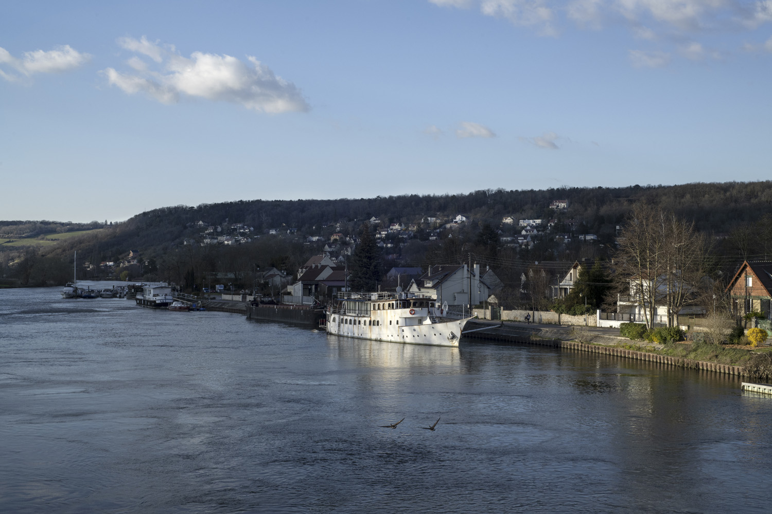 Mantes-la-Jolie, ancien yacht de Churchill sur le quai aux Vins de Limay