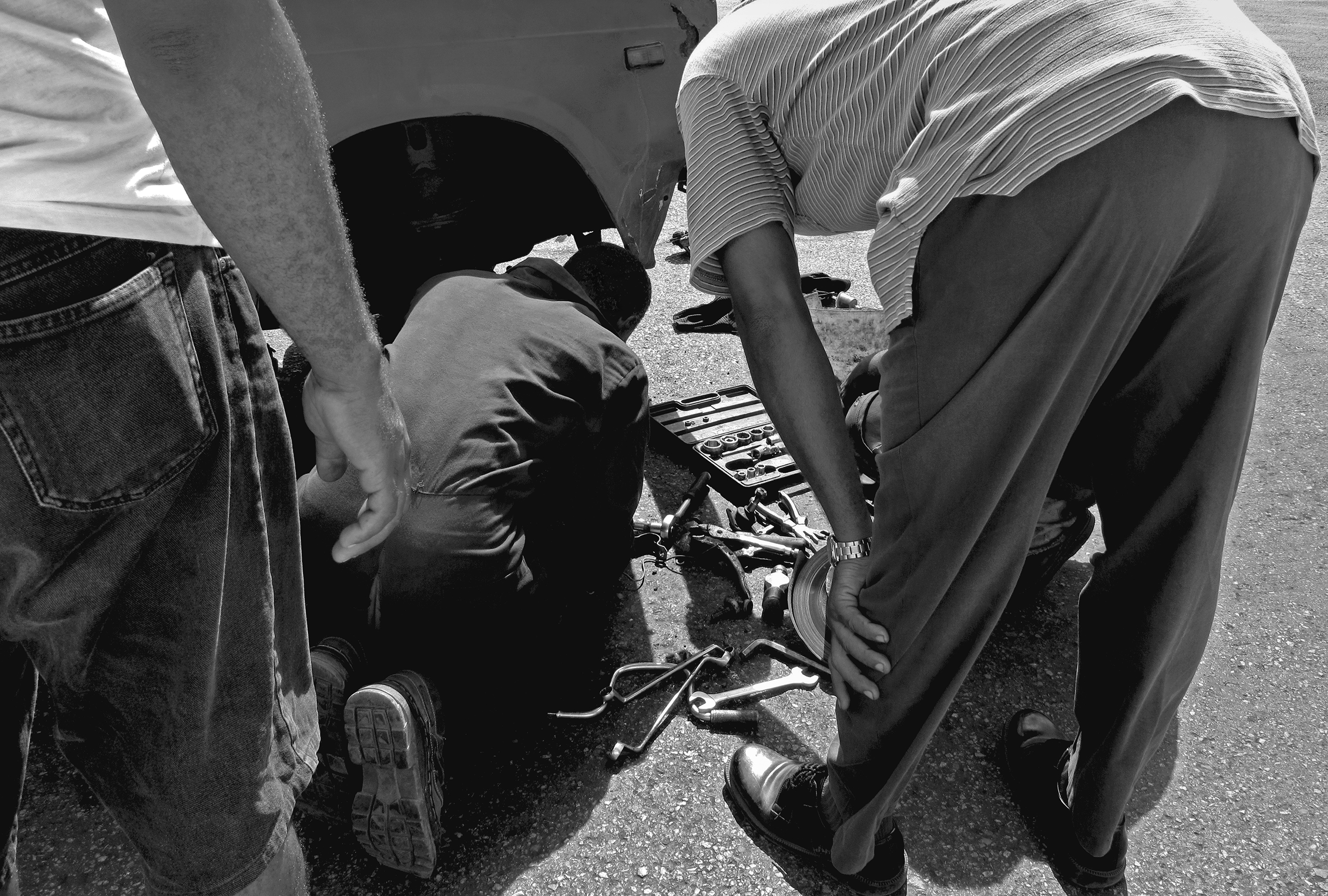 Fixing a carLa Habana, Cuba, 2009photography, bw, single