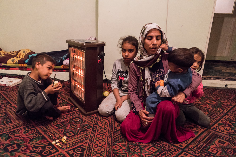 Diyarbakir (Amed), Quartier de Seyitlik. Zubeyda Atar est Rom, elle ne parle que le kurde. Elle habitait &agrave; Sur. Apr&egrave;s le d&eacute;but des combats en d&eacute;cembre, elle est rest&eacute;e une dizaine de jours enferm&eacute;e chez elle avec ses 6 enfants. Ils n'avaient plus rien &agrave; manger, quand la police a autoris&eacute; les habitants &agrave; quitter le quartier. Son mari en prison depuis plusieurs ann&eacute;es ne pouvant l'aider, son fr&egrave;re est venu l'assister. En quittant le quartier, la police les a menac&eacute; de prendre les enfants pour les emmener &agrave; l'orphelinat. Quelques jours plus tard, alors qu'il lui cherchait une autre maison dans le quartier de Baglar, Zubeyda a re&ccedil;u un coup de fil de la police disant que son fr&egrave;re avait &eacute;t&eacute; poignard&eacute;. Les circonstances ne sont pas claires, d'autant que des combats avaient d&eacute;marr&eacute; dans ce district. Il venait d'avoir un b&eacute;b&eacute;, sa femme l'a abandonn&eacute; &agrave; ses beaux-parents et est retourn&eacute;e dans sa famille. Zubeyda n'a plus aucune aide ni revenu, si ce n'est l'&eacute;tat qui lui verse chaque mois 500TL pour son loyer. Les combats commen&ccedil;at &agrave; gagner son quartier, elle ne sait pas combien de temps elle va rester l&agrave;. Youssef, son fils le plus &acirc;g&eacute;, a &eacute;t&eacute; rescolaris&eacute;, mais loin de leur logement.