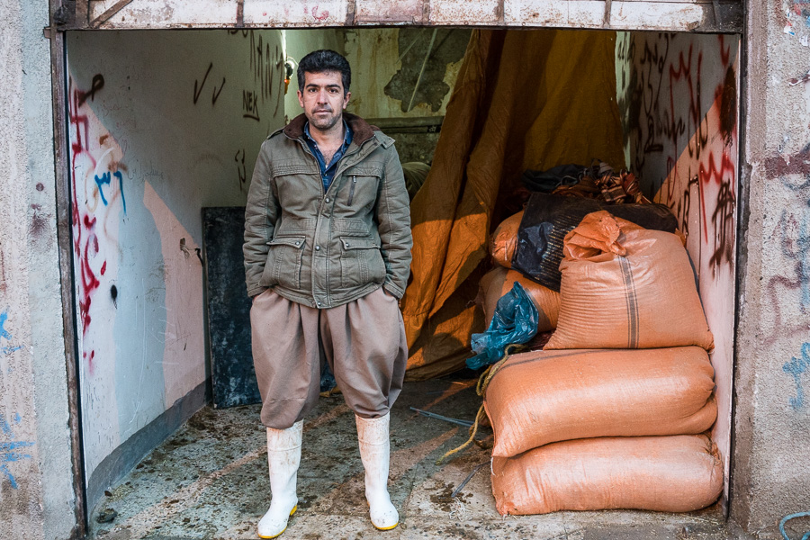 Tawela, Kurdistan, Irak, mars 2019. Je m&rsquo;appelle Farouk. J&rsquo;ai 34 ans. Je fais ce m&eacute;tier depuis 15 ans. Je viens de Djvanro mais maintenant je vis &agrave; Taw&ecirc;la. Il y a beaucoup de gens qui travaillent; les Iraniens et les Irakiens, les deux c&ocirc;t&eacute;s y travaillent et c&rsquo;est bon pour tous, soit pour la jeunesse ; et pour les autres aussi, tout le monde gagne quelque chose, c&rsquo;est pour &ccedil;a que c&rsquo;est bien, dieu merci. A Taw&ecirc;la on pr&eacute;pare les colis et les met sur les mules, vers Wizl&icirc;, une fois arriv&eacute; &agrave; Wizl&icirc;, les Kolbars arrivent et porte les marchandises vers le bas. Le trajet d&rsquo;ici &agrave; Wizl&icirc; dure une heure et demi. On touche 50000 Toman pour chaque colis. Il y a des dangers&nbsp;: perdre sa mule, o&ugrave; tomber toi m&ecirc;me; le froid est un autre danger, ici c&rsquo;est froid pas comme les endroit o&ugrave; il fait chaud. Si tu passes de l&rsquo;autre c&ocirc;t&eacute; tu verra qu'il y a deux fois plus de neige qu'ici. En Iran, on te tire dessus des balles, mais l&rsquo;&eacute;tat d&rsquo;Irak ne fait pas &ccedil;a, et on ne va pas en territoire iranien. Nous n&rsquo;avons pas d&rsquo;autres boulot, ce n&rsquo;est pas par choix, on est forc&eacute;s. Si j&rsquo;&eacute;tais libre de choisir, j&rsquo;aimerais avoir par exemple un magasin pour pouvoir rester proche de ma famille; mais quand il n&rsquo;y en a pas tu es contraint, n&rsquo;est ce pas? Nous n&rsquo;avons pas de temps pour chanter, m&ecirc;me pour se reposer nous n&rsquo;avons pas de temps.  Il y a les gens qui ont des d&eacute;p&ocirc;ts. Par exemple cet homme a un d&eacute;p&ocirc;t, tu lui prends les marchandises, tu les d&eacute;pose l&agrave; haut, c&rsquo;est &agrave; dire les marchandises passent par 5 ou 6 personnes pour arriver &agrave; une personne. Une fois arriv&eacute; &agrave; Wizl&icirc;, c&rsquo;est les Kolbars qui les prennent. La coordination se fait par t&eacute;l&eacute;phone. Ce sont des marchands qui paient. Cinq personnes d&eacute;pendent de mon travail. Il y a  un mois et demi que je ne ai pas vu mes enfants. J&rsquo;attends Newroz. J'esp&egrave;re pour eux autre chose que moi; pas mon travail; qu&rsquo;ils aient une vie avec honneur. Pour moi la fronti&egrave;re signifie la distance, un sentiment de malaise. Il y a des pays qui n&rsquo;ont plus de fronti&egrave;res entre eux, nous aimerions qu&rsquo;il n&rsquo; y ait pas de fronti&egrave;re, car des deux c&ocirc;t&eacute;s c&rsquo;est la patrie des Kurdes. On voudrait &ecirc;tre ensemble; les deux c&ocirc;t&eacute;s sont kurdes mon fr&egrave;re, nous voudrions qu&rsquo;il n&rsquo;y ait pas cette distance qui est comme un chaos entre nous, nous n&rsquo;aimons pas &ccedil;a.