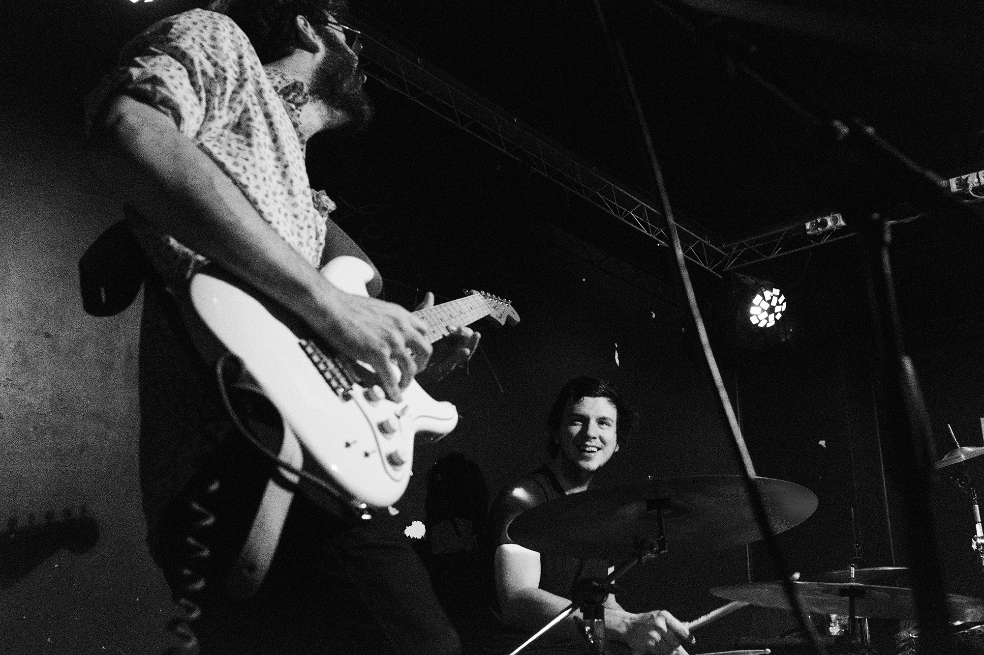 Philippe Sarfati-live-music-photography-photographer-street-documentary-look-between-guitarist-and-drummer-friendship-band-life-white-fender