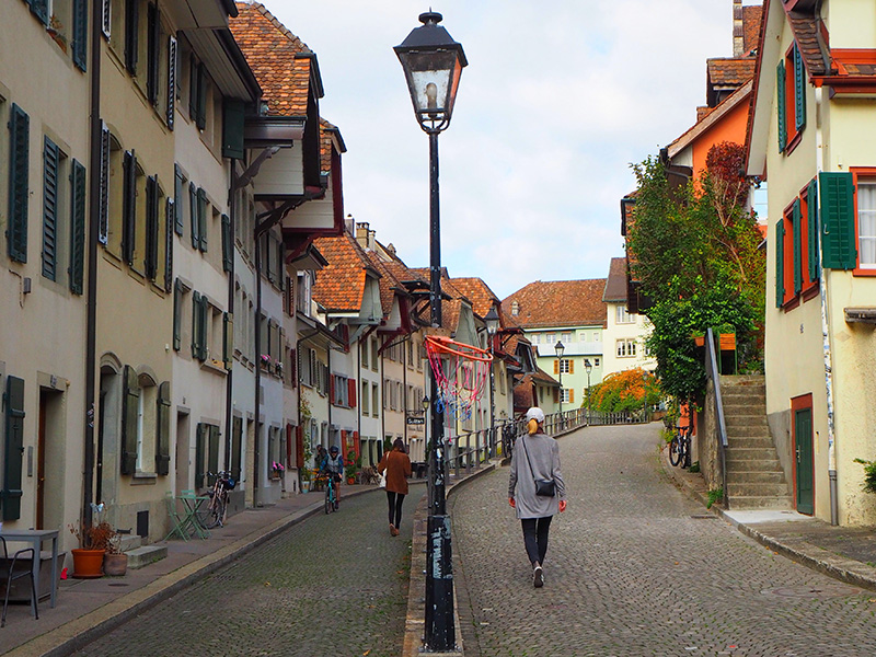Die Gassen erwachen, das Zentrum erleuchtet.