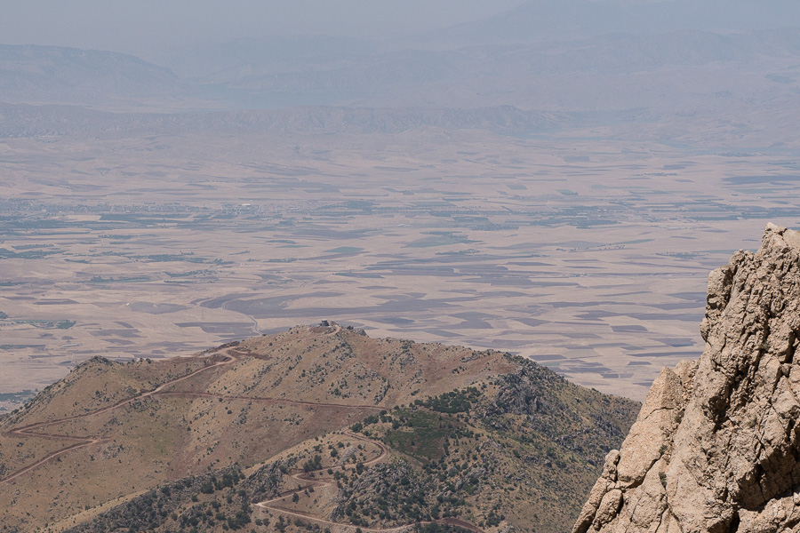 R&eacute;gion de Hewraman, Kurdistan e rojhelat (Iran), &eacute;t&eacute; 2019.  Tout le long de la fronti&egrave;re, des tours de guet ont &eacute;t&eacute; construites pour entraver les flux des humains et des marchandises. De l'autre c&ocirc;t&eacute;, les plaines du bashur (Kurdistan Sud, Irak).