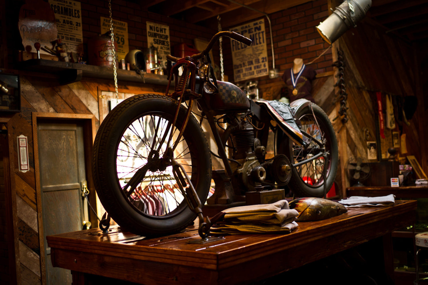 Verkaufsraum, Shop von Powerplant vor dem Umbau. Man sieht ein altes Motorrad auf einem Tisch.