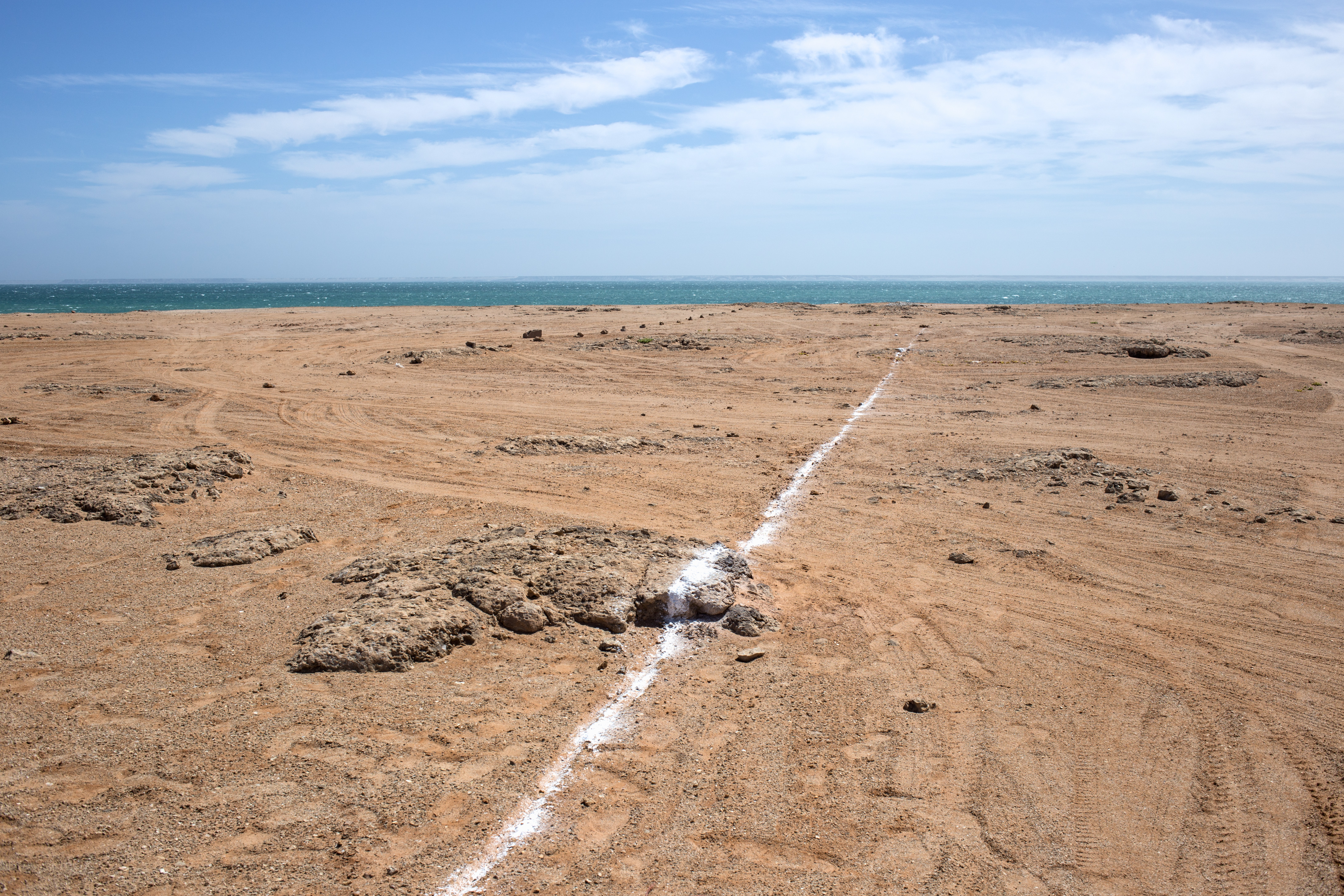 Jusqu’alors façonné par l’érosion du vent pendant des milliers d’années, ce territoire colonisé se partage et s’exploite tel un butin. Le désert se parcellise pour être vendu. Péninsule de Dakhla.