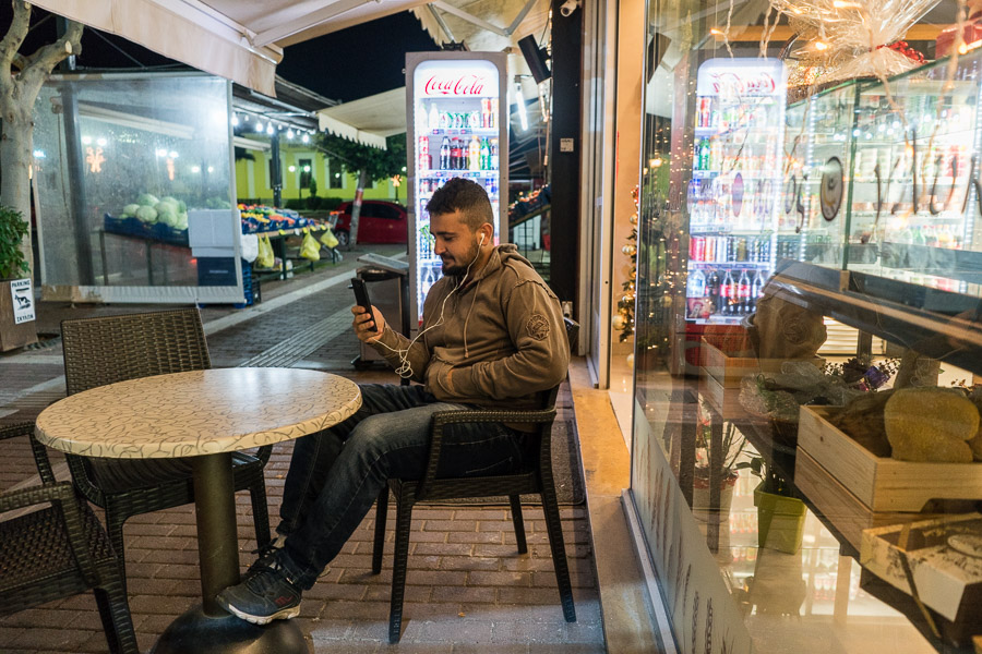 Ahmed vient du camp de Mexm&ucirc;r, en Irak. Il a perdu son p&egrave;re jeune, alors que celui-ci avait rejoint le PKK. Apr&egrave;s avoir travaill&eacute; comme chauffeur au Rojava, il a d&eacute;cid&eacute; de rejoindre l'Europe pour offrir une vie meilleure &agrave; ses enfants rest&eacute;s l&agrave;-bas. Pour lui qui n'a pas &eacute;t&eacute; longtemps &agrave; l'&eacute;cole, voyager a &eacute;t&eacute; formateur.