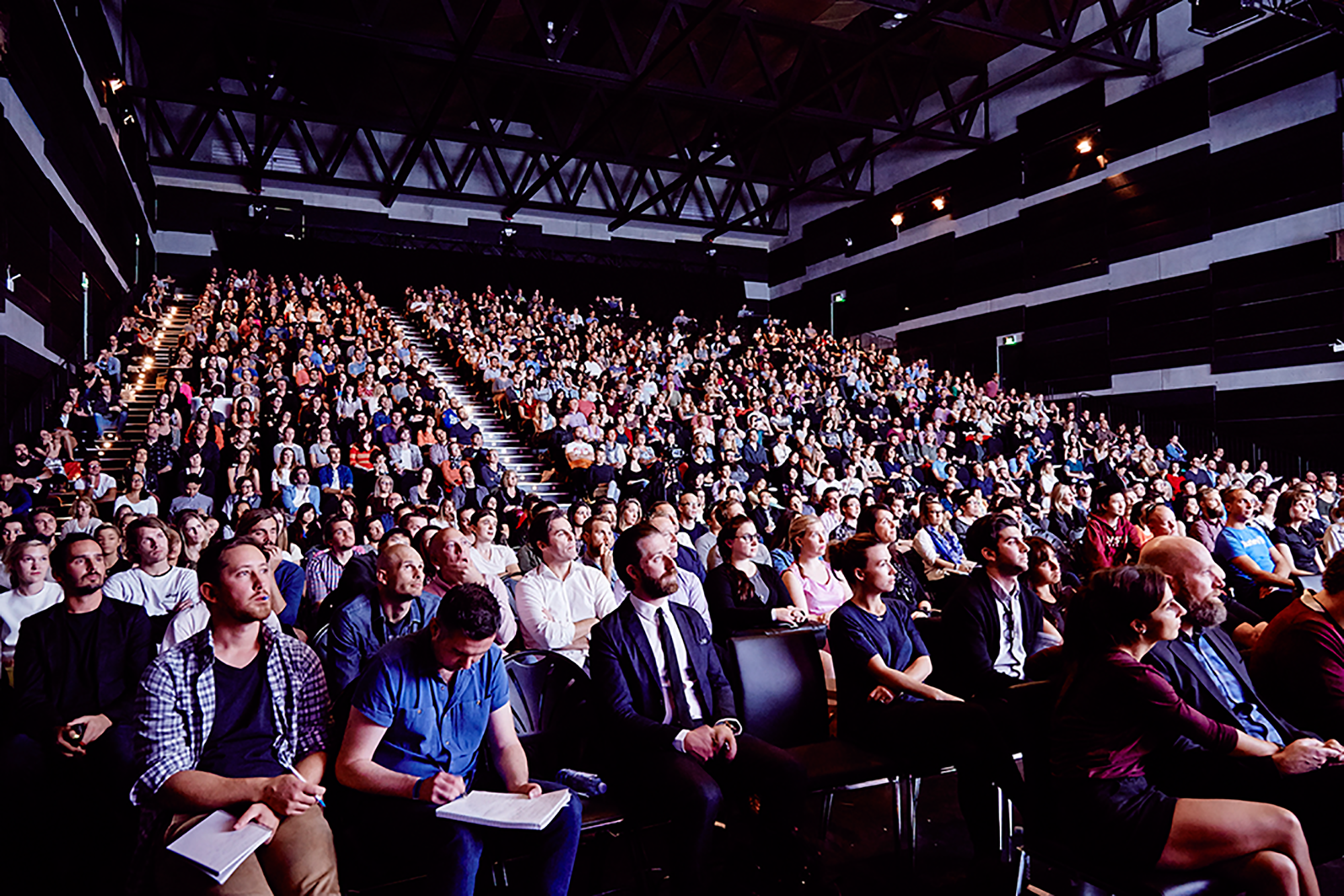 Good audience. Публика толпа аудитория. Музыкальная аудитория. Народ сцена лекция. Шумная аудитория.