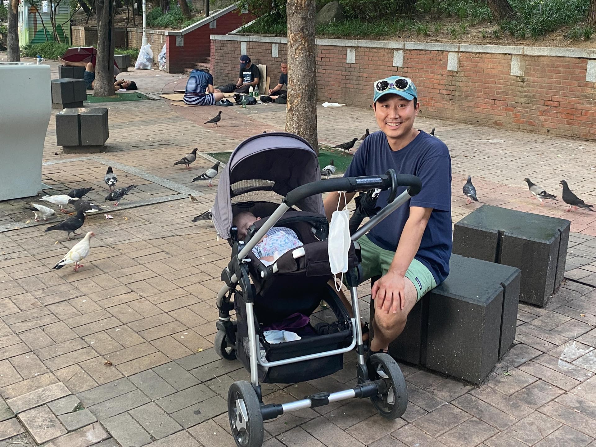 유아차에 탄 아들