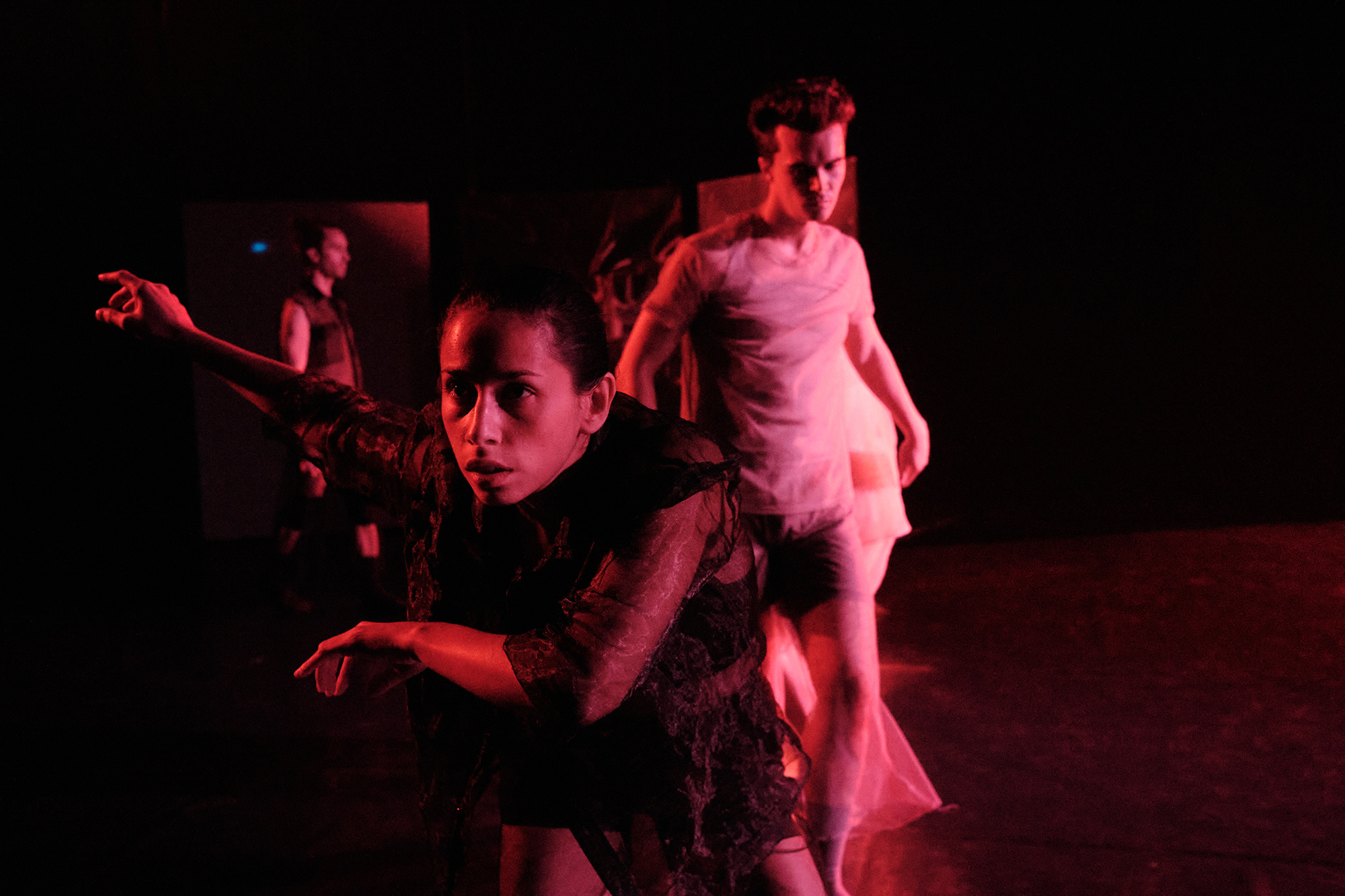 Philippe Sarfati-dance-photography-photographer-street-documentary-althea-company-contemporary-dancing-theatre-levallois-thea-bautista-logan-pedon-pink-light-passion-movement-concentration