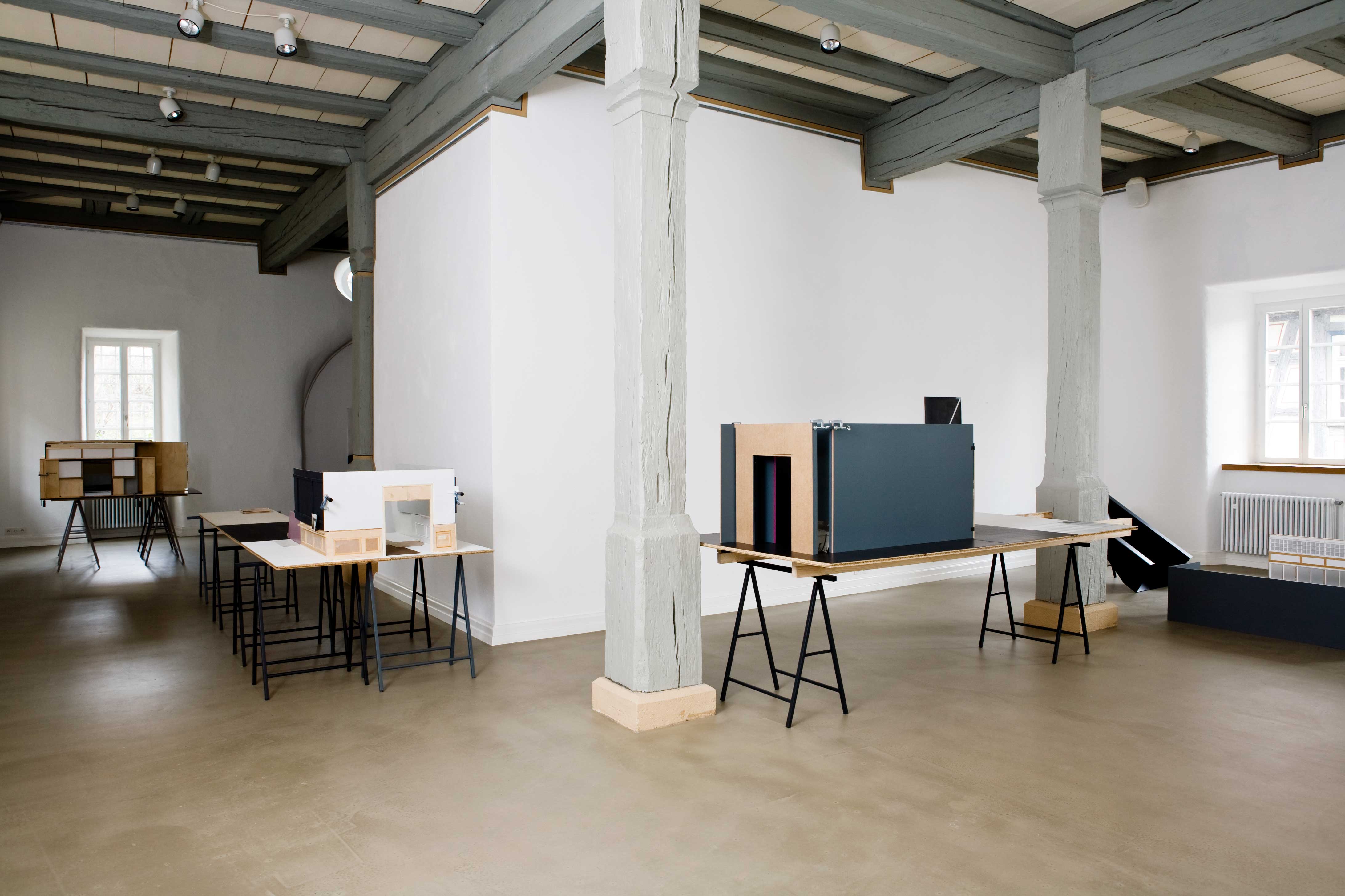 House of cards, setting for a short story,  2009, Rauminstallation in Waiblingen,  Kameralamt, Galerie Stihl, Fotos: Felix Grünschloss