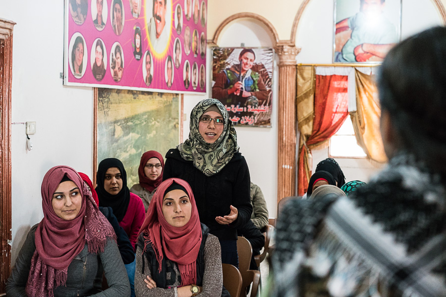Manbidj, avril 2018. Shadia. "Je suis enseignante et je travaille aux archives. Une fois achev&eacute;e la formation, je compte la transmettre aux femmes qui travaillent avec moi. J'ai appris trois choses ici&nbsp;: l'&eacute;thique, la morale, l'esprit de camaraderie, l'humilit&eacute;