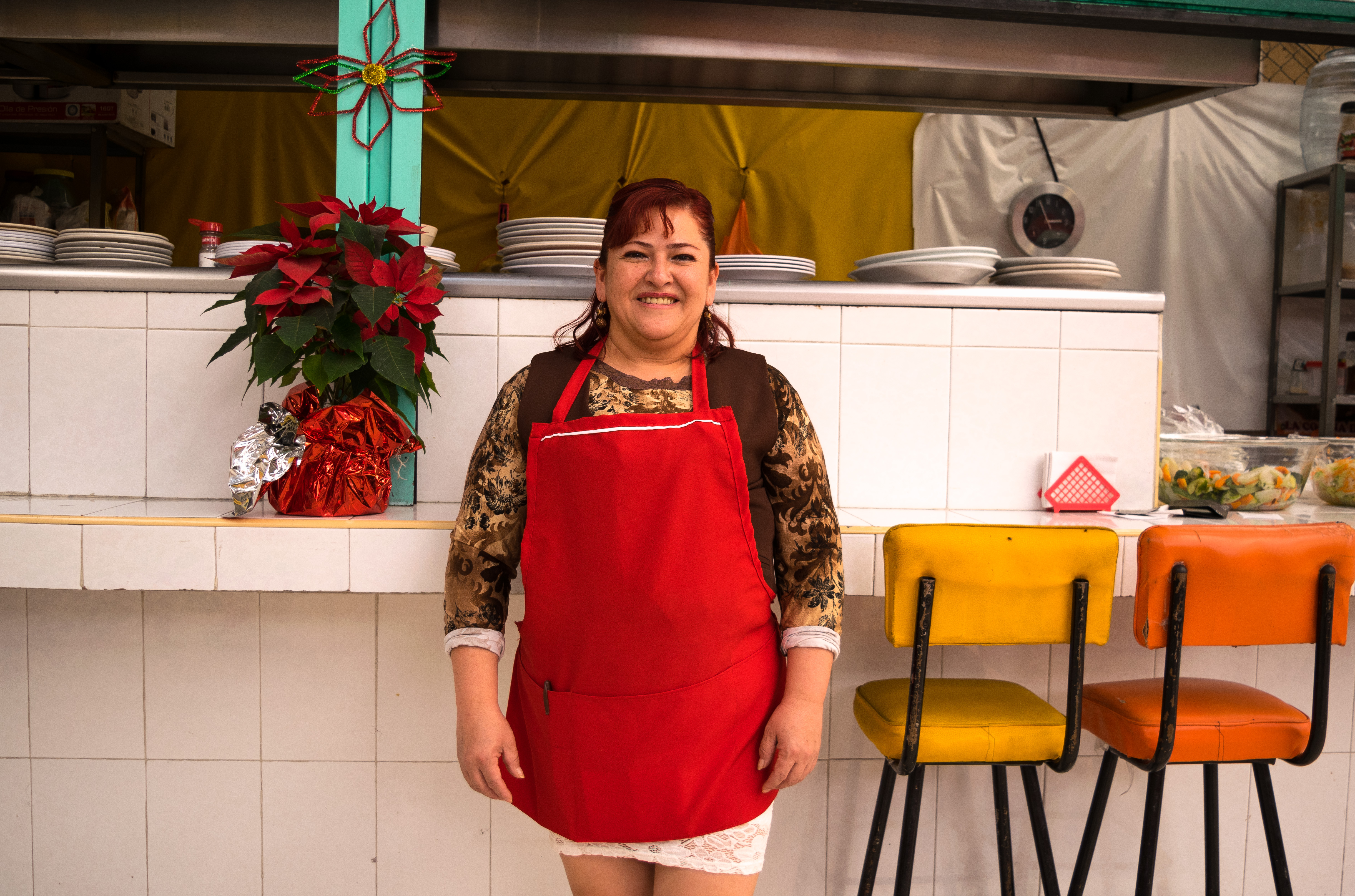 El primer día fui al mercado a comer. Me recibió esta señora y me sirvió un plato con frijoles. Me sentí en casa.