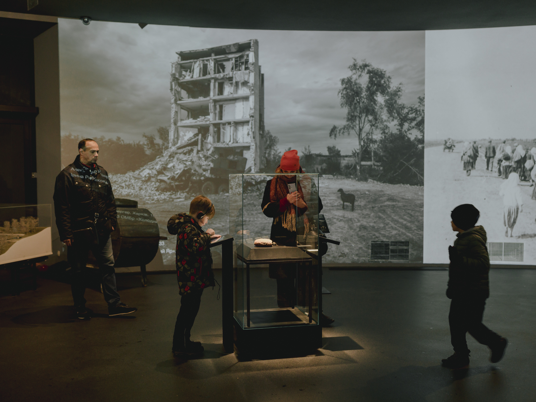On the first Holdomor Memorial Day since the beginning of the Russian full-scale invasion of Ukraine, numerous Ukrainians come to the Holdomor memorial to remember the past suffering of the Ukrainian people.Almost simultaneously with the Holodomor anniversary in 2022, the German government officially recognizes it as genocide. Kyiv, 26.11.2022.