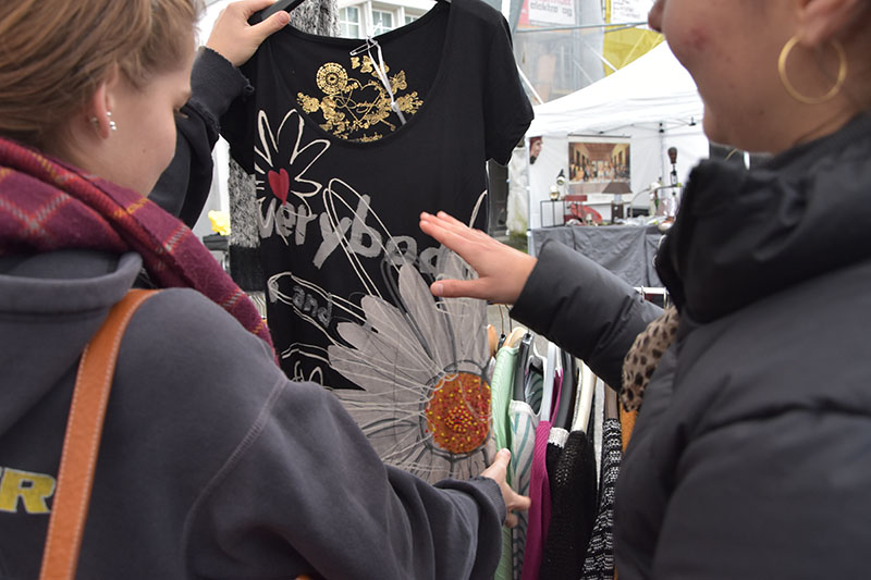 Flohmarkt bedeutet Teamwork &ndash; immer wieder unterbrechen wir unser lockeres Gequatsche und beraten uns gegenseitig. 