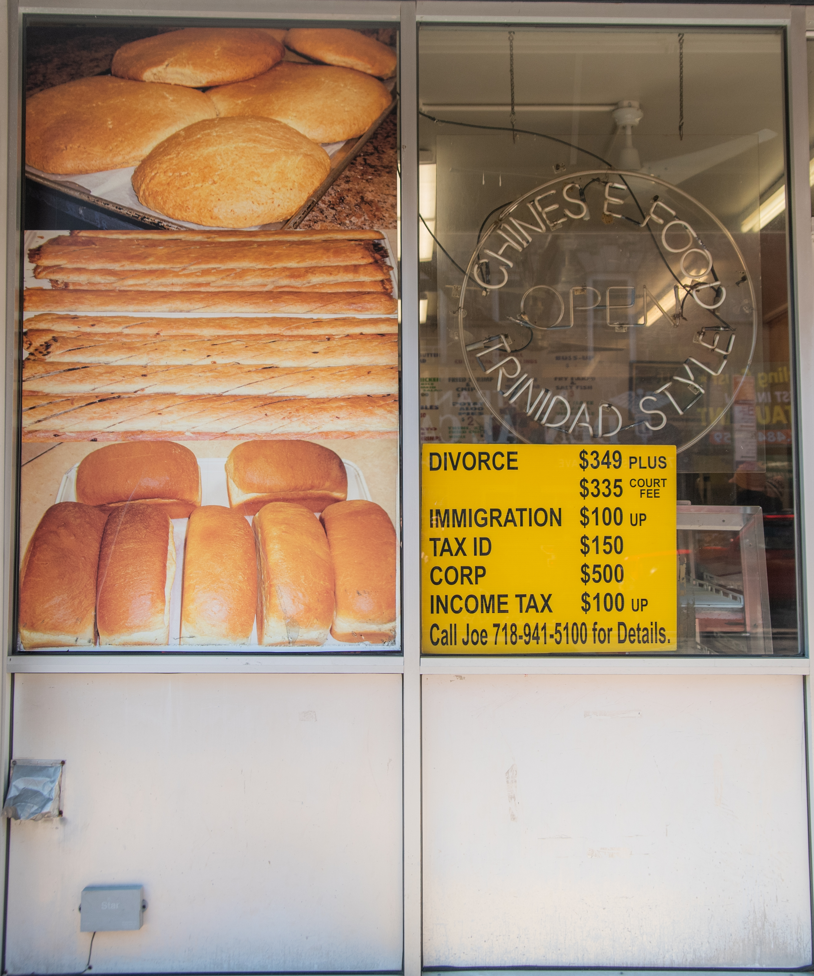 Durante grandes guerras ou crises econômicas, abrir mão de bens preciosos, frequentemente carregados de valor sentimental, como uma jóia de família, é um ato que tem um significado simbólico: uma última tentativa de sobrevivência financeira. Esse gesto é melhor compreendido ao observar a fachada de uma loja que anuncia como forma de exploração do último recurso daqueles que estão financeiramente fragilizados. Exploração mascarada de demanda e, ao mesmo tempo, a única oferta disponível: "compramos o seu bem de família, pelo menor preço possível, porque você não tem outra escolha no momento". Tendo esse gesto como premissa simbólica, resolvi documentar como a propaganda de rua parece ter o poder de determinar o que as pessoas podem aspirar e esperar para as suas próprias vidas. Durante o período que morei em Nova York, caminhando entre os bairros ricos de Manhattan e os considerados periféricos no Queens, me deparei com todo tipo de anúncios de rua, fachadas comerciais, produtos e serviços dispostos nas vitrines das lojas. Cada um desses anúncios carregados de representações visuais e simbolismos que permeavam as escolhas individuais dos residentes daquelas regiões. Com “We buy gold”, não pretendo criar situações comparativas, mas refletir sobre as características socioeconomicas de bairros periféricos e de classe média alta, por meio das escolhas de expressão de suas identidades, diversidades e "necessidades". Ao apresentar esta pesquisa visual, espero revelar uma das nuances do capitalismo e da linguagem do consumo como o principal influenciador no processo de tomada de decisão dos indivíduos.