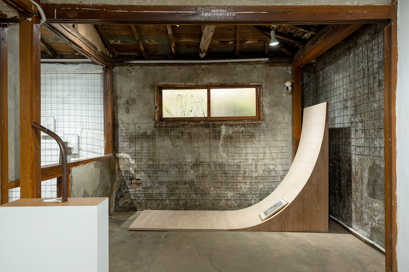 모서리(챔버 ver.) 2023, 합판, 가변크기(70 x 200 x 130 cm)  위 류우석 작가 드로잉