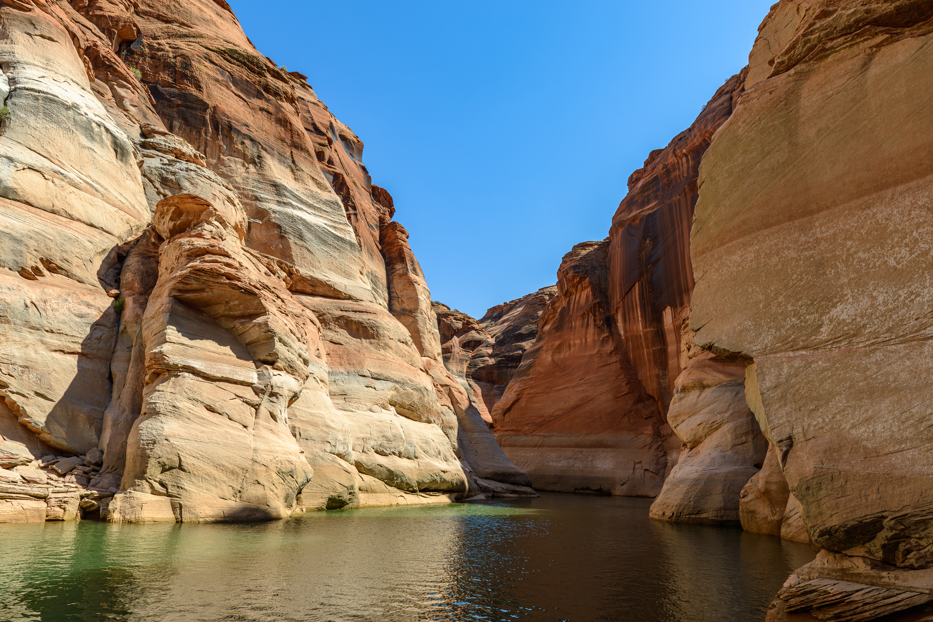 3200 km de cote, le lac artificiel du nom de John Wesley Powell (1° homme à descendre le Colorado). Réalisé à partir du barrage de Glen Canyon à coté de Page. 1963 à 80 soit  17 ans pour  le remplir.