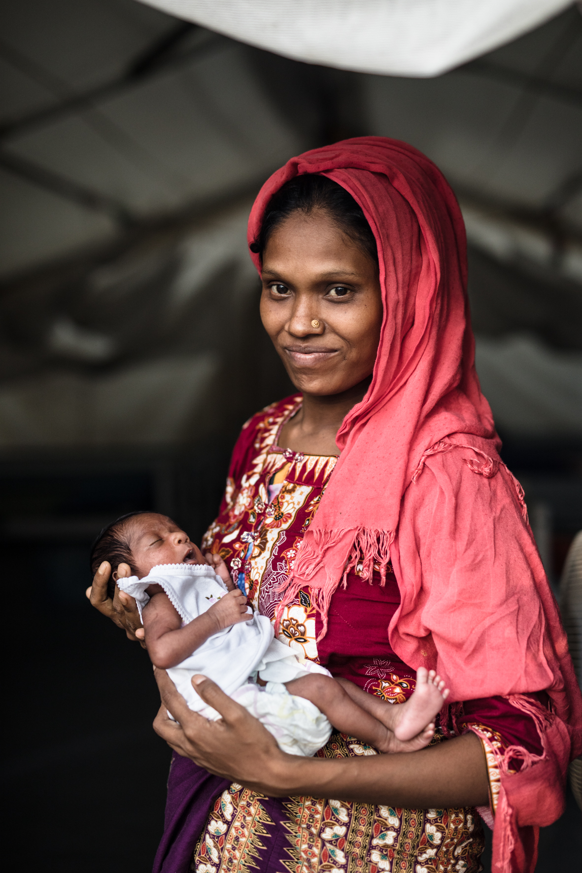 Anowara is a mother of five. Her youngest one, Kulsum, in her arms, was born two months prematurely in the Field Hospital. The baby weighed only 1475 grams but miraculously passed the critical stage and is now, at 26 days old, ready to leave the hospital and move home to the nearby Thangkali camp.