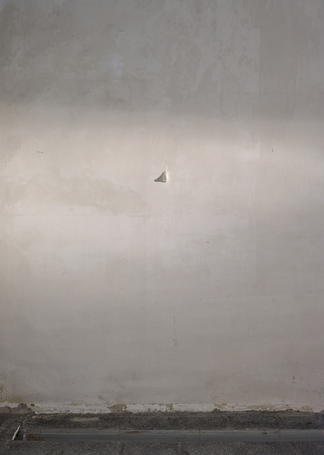 A nose is a nose is a nose, 2022. Silk-clay ©, acrylic paint and putty on wall. 4 x 7 x 3,5 cm. Unlimited edition with variations of form and material.