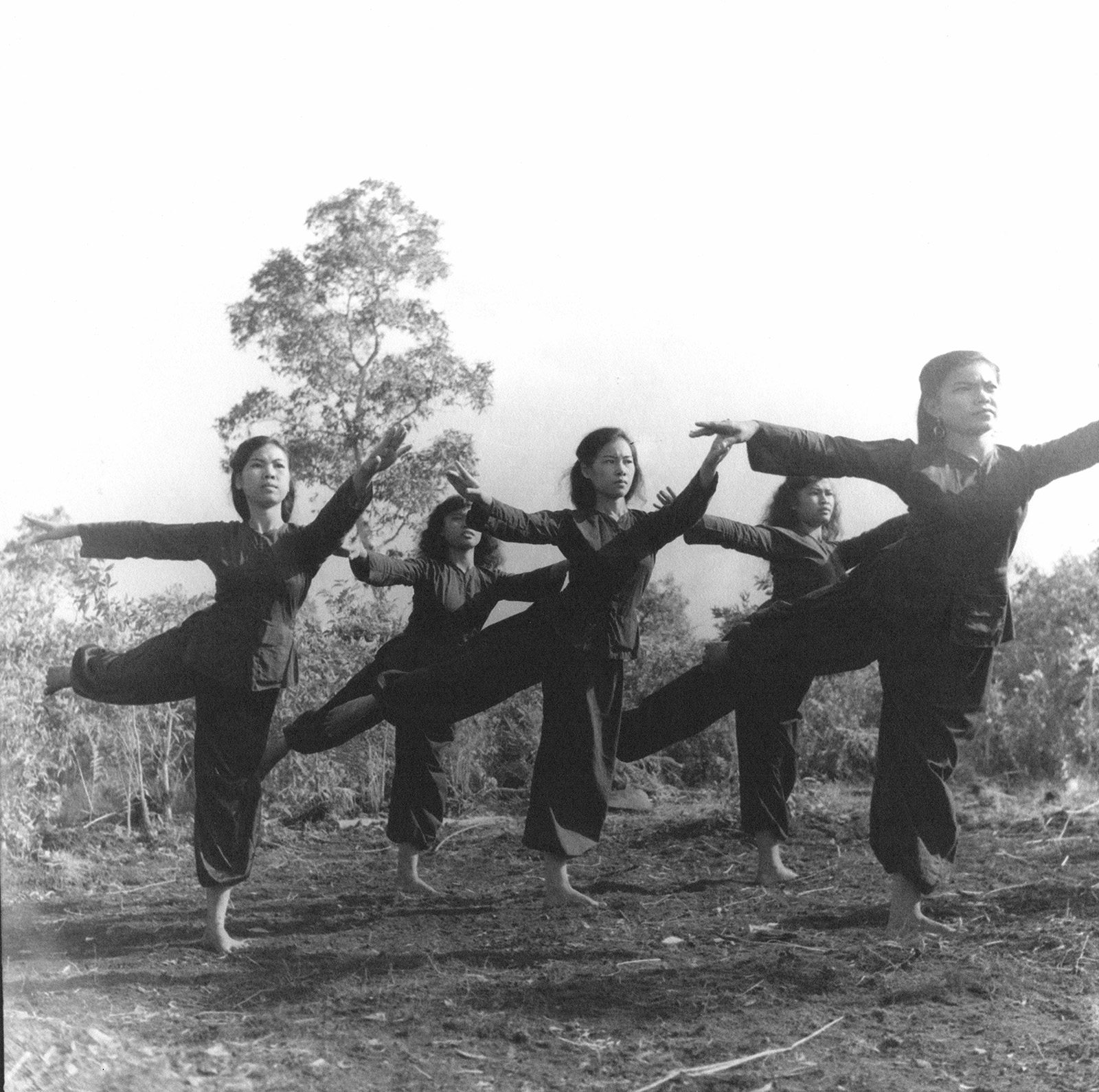 © Võ An Khánh Un cours de chant et de danse dans la région du Sud-Ouest, commencé en 1970 et poursuivi pendant plus d’un an, les élèves devant à la fois étudier et combattre l’ennemi durant la guerre,1971,courtesy Dogma Collection