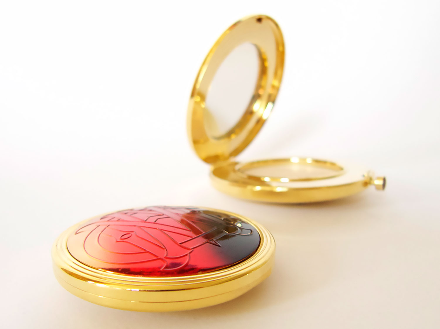 Monogram collection 2008 compact in die-cast zamac