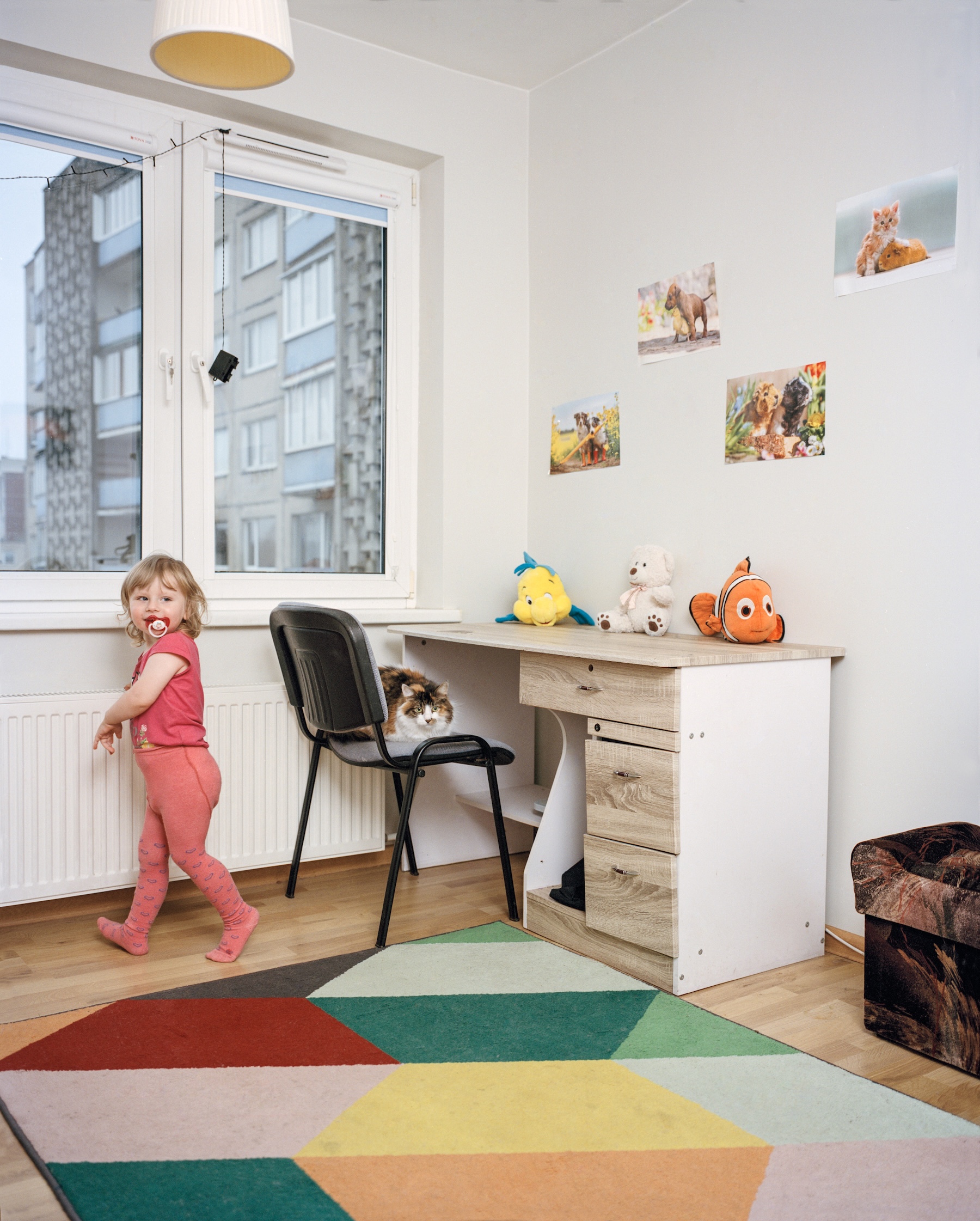 Valentinos ir Arūno dukra Ieva bei katė Murkė vaikų kambaryje / Valentina and Arūnas' daughter Ieva and cat Murkė in the children's room