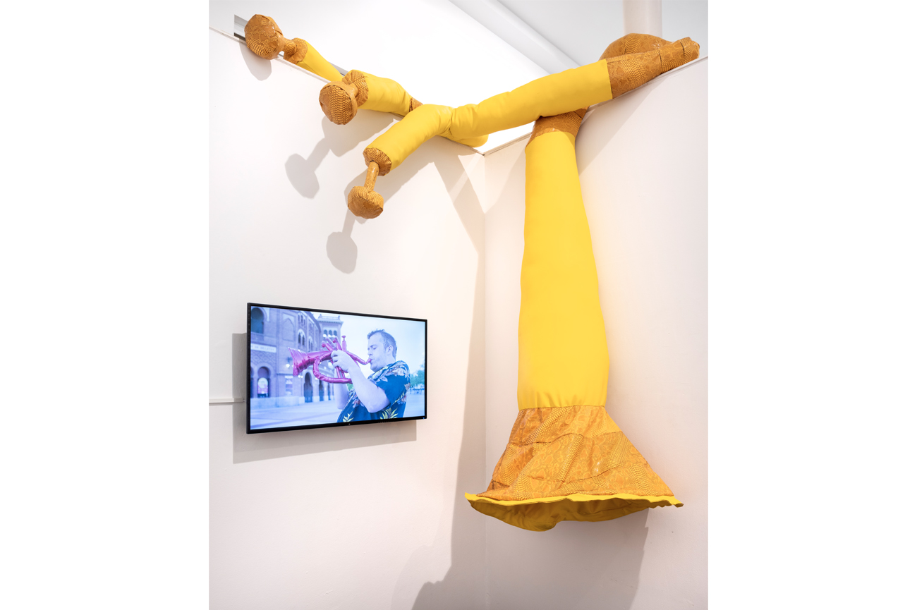 Pilar Quinteros & Patricio BlancheEl Fliscorno y el Zapato de Gamuza, 2021Tres vol&uacute;menes de cuero sint&eacute;tico, un cortometraje y un dibujo sobre papelVol&uacute;menes: dimensiones variablesVideo: 10'Dibujo: 50 x 70 cm