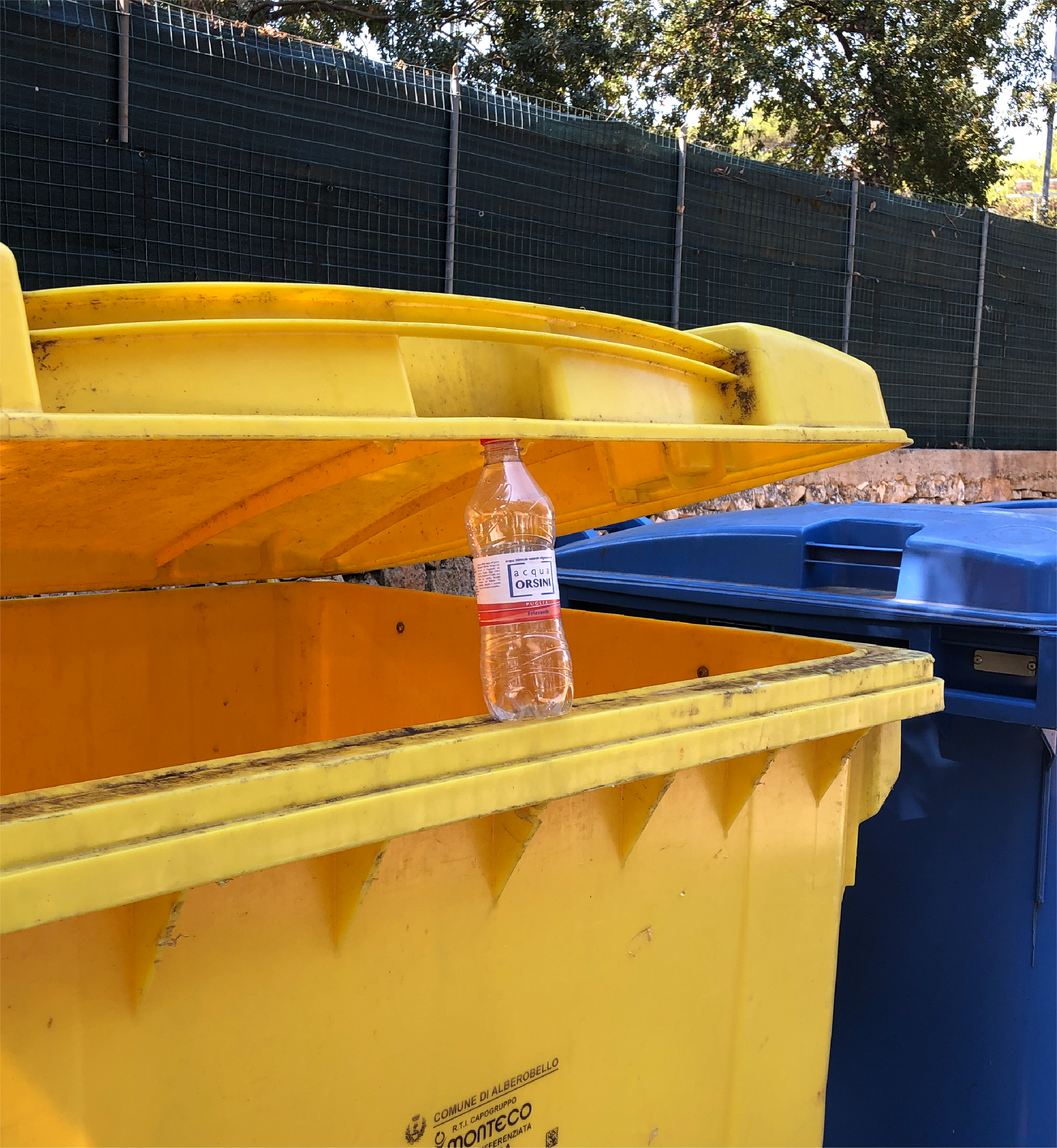 Lid holder/Water bottle