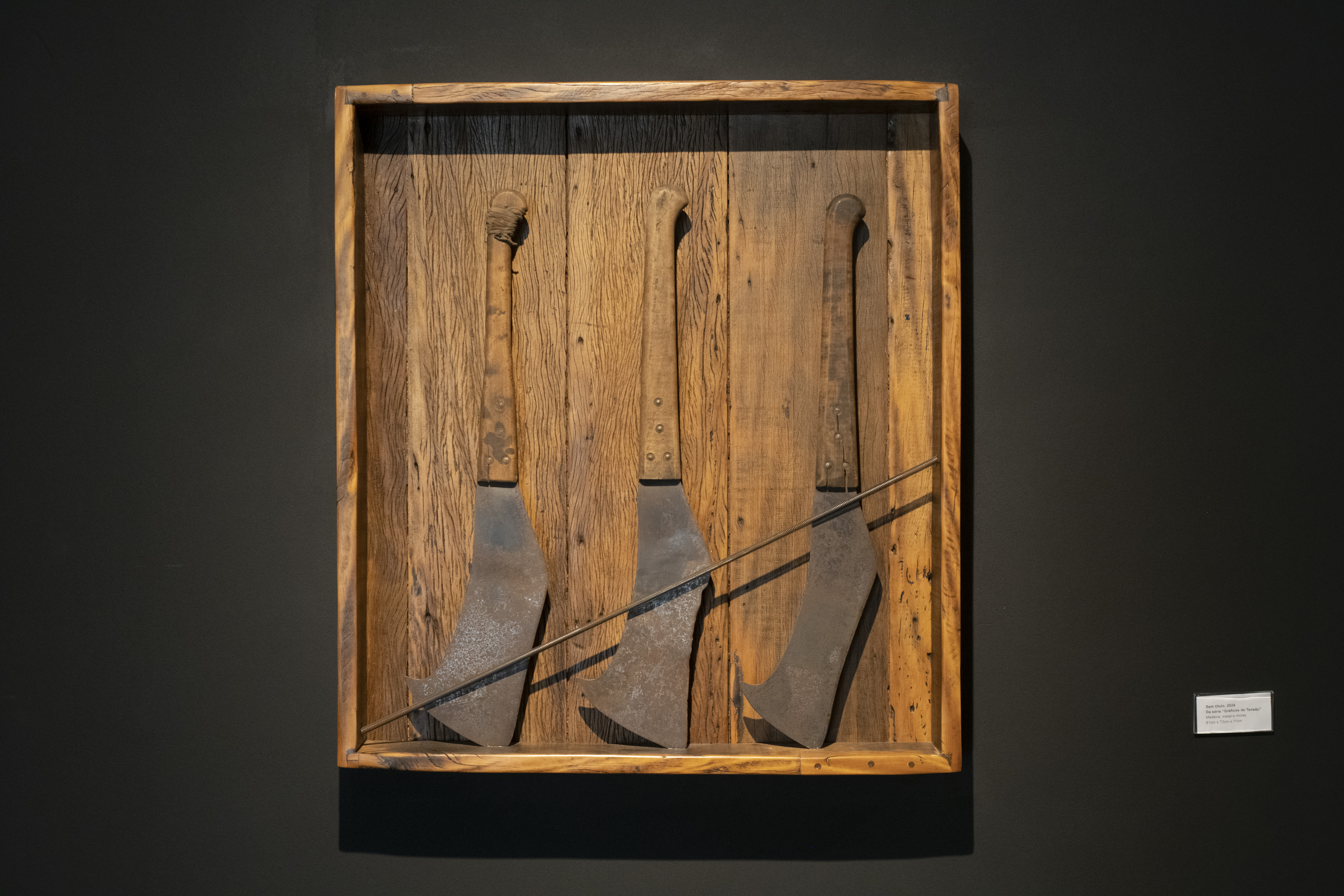 Da série Gráficos de Tensão,  2024. Madeira (peroba rosa), facões e molas,  81 x 73 x 11 cm. 