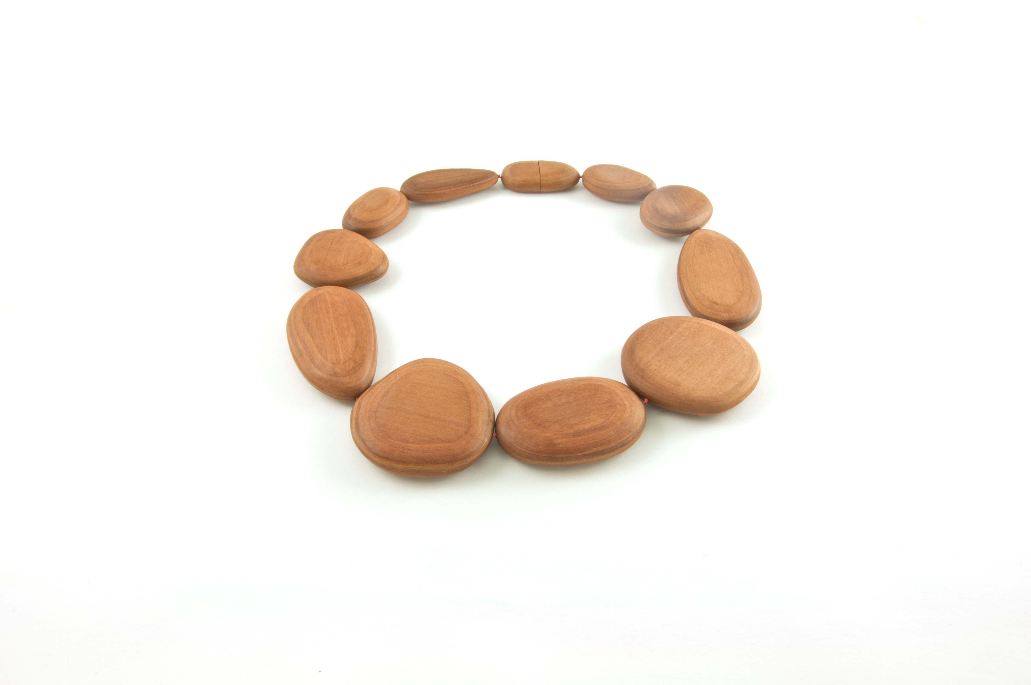 im Fluss | necklace | 2019 | cherry wood, magnet, thread